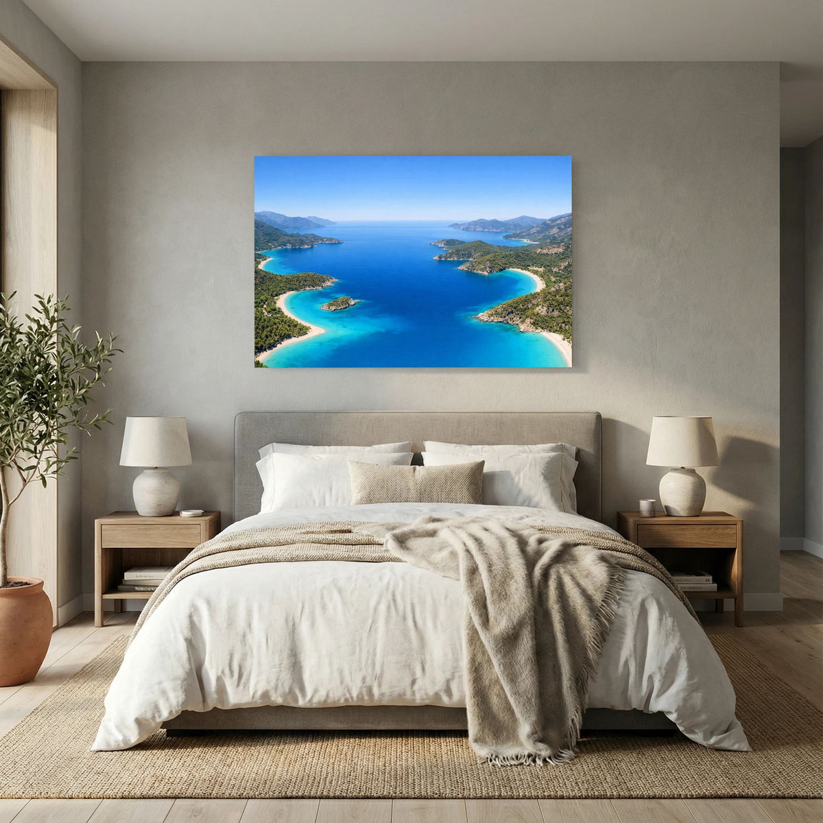 Querformat-Poster mit türkisblauem Wasser und eingebuchteter Küste zwischen Bergen