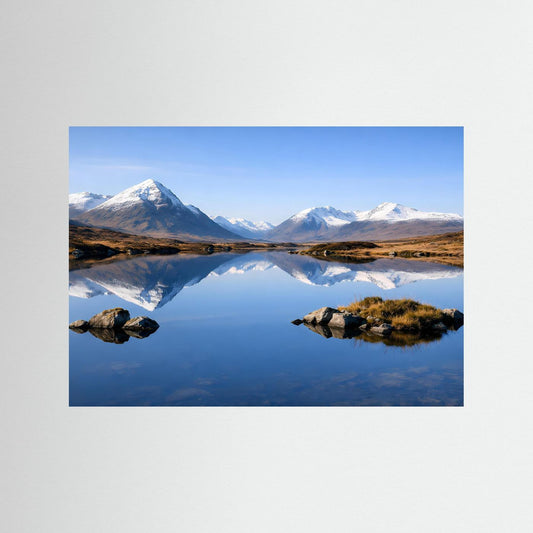 Panoramisches Alpen-Poster mit Spiegelung im Wasser, Berge und Felsbrocken im Fokus.
