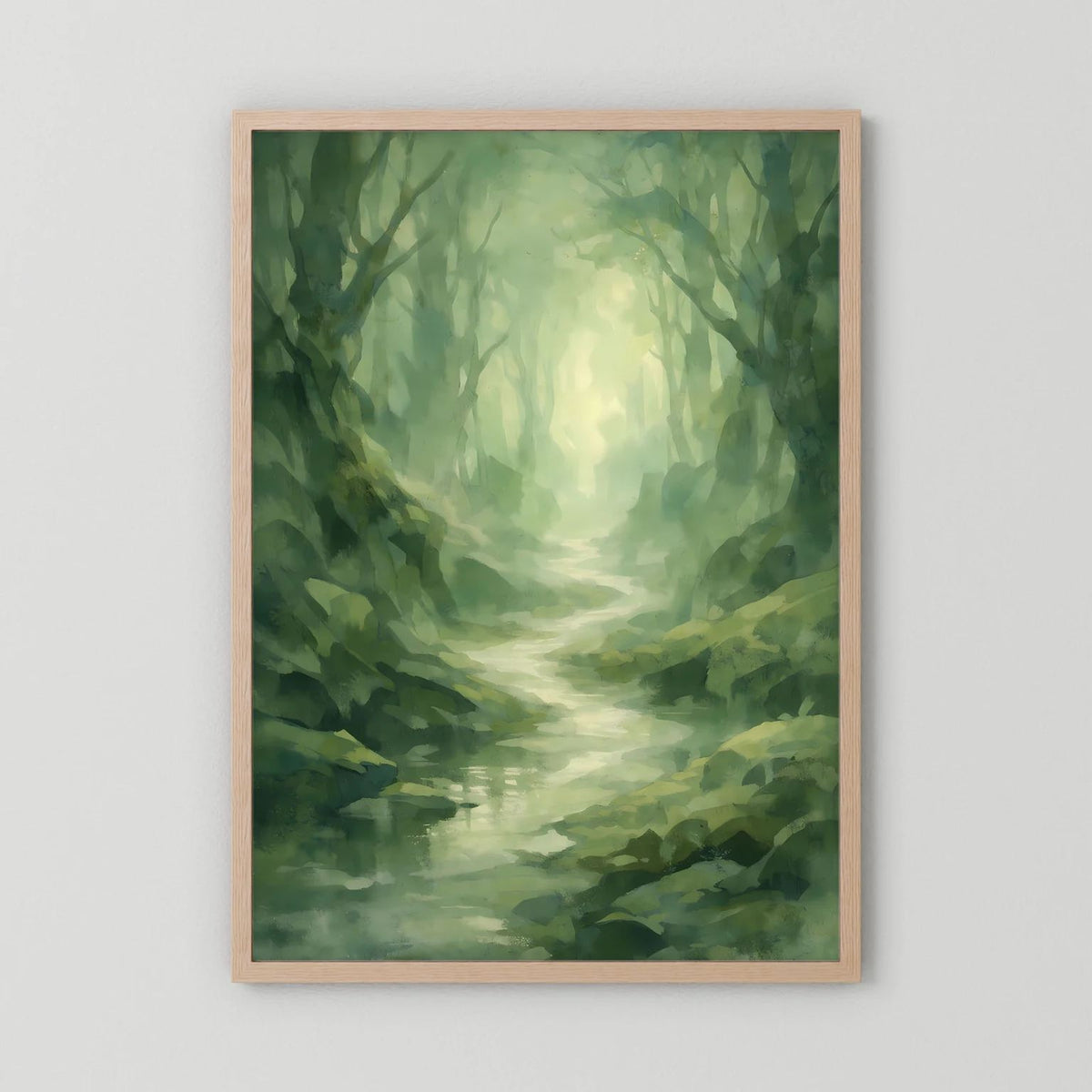 Waldposter Hochformat mit grünem Nebelwald und Bachlauf, braunem Holzrahmen