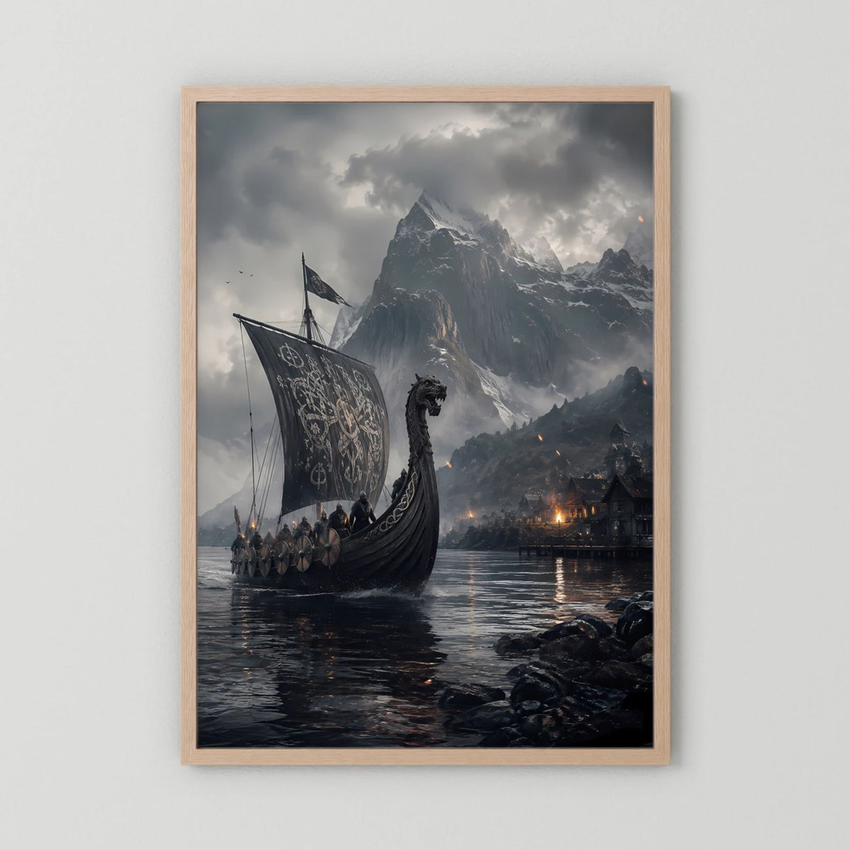 Poster mit Wikinger-Langschiff im Fjord, heller Holzrahmen