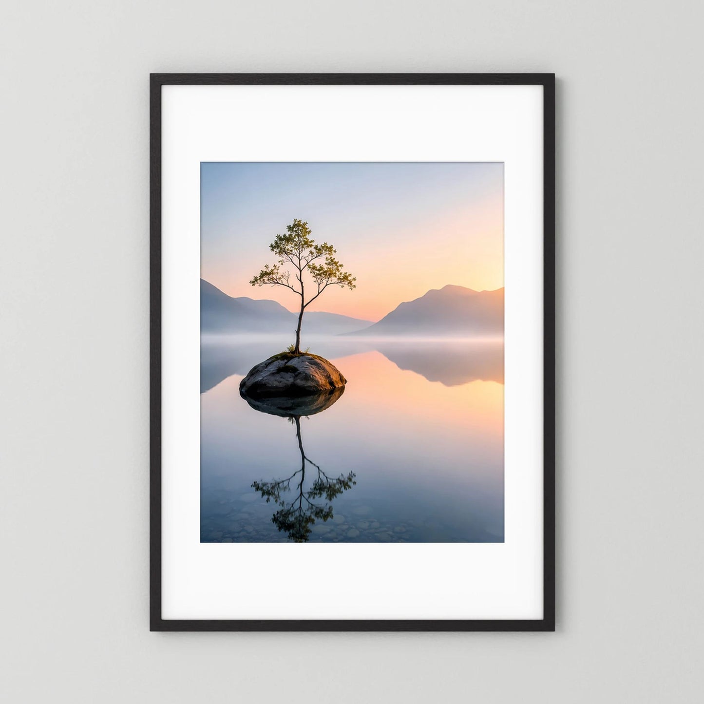 Schwarzer Rahmen mit weißem Passepartout: Hochformat-Kunstposter mit Baum im Bergsee.
