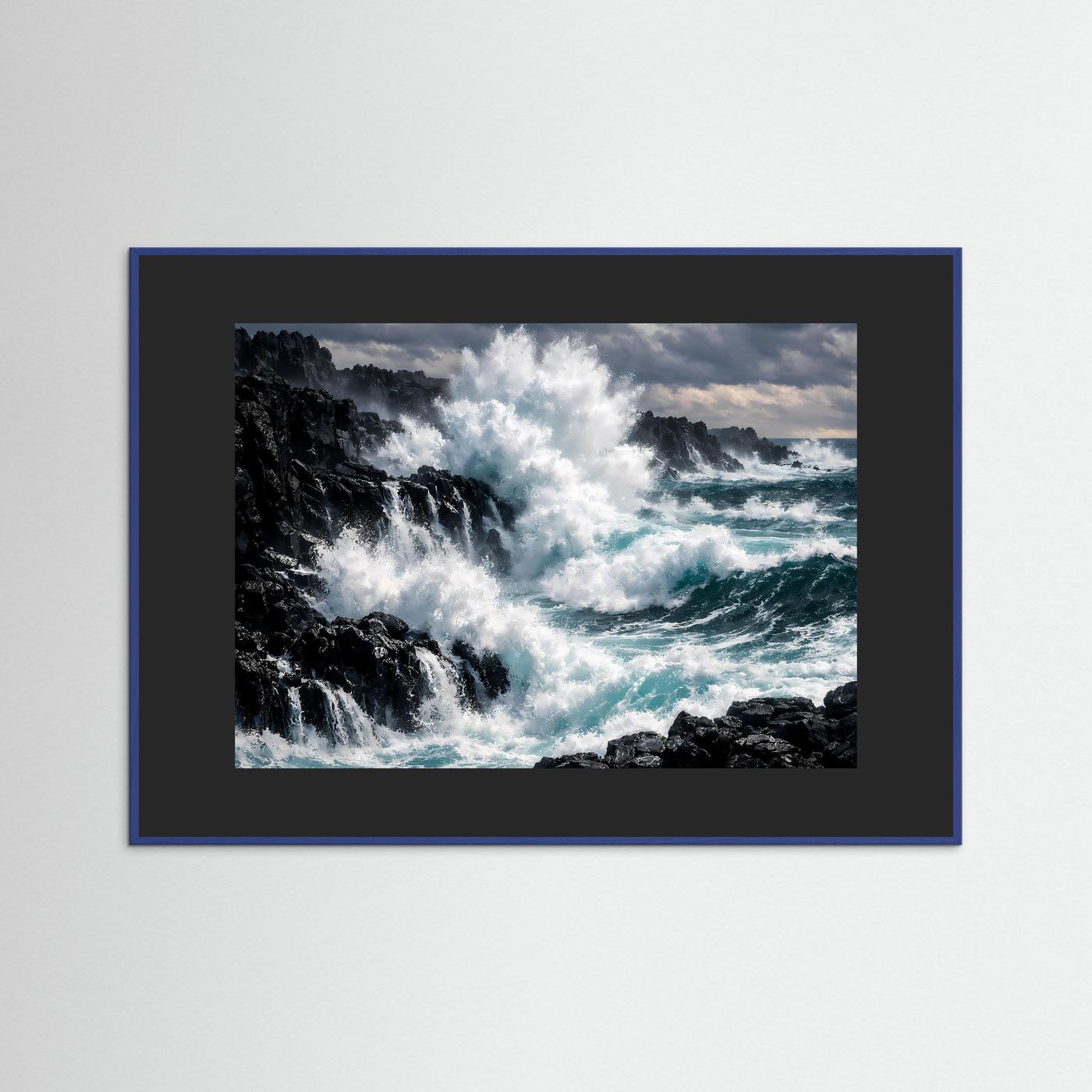 Wandposter mit Foto von Meerwellen und Steinküste, blauer Rahmen