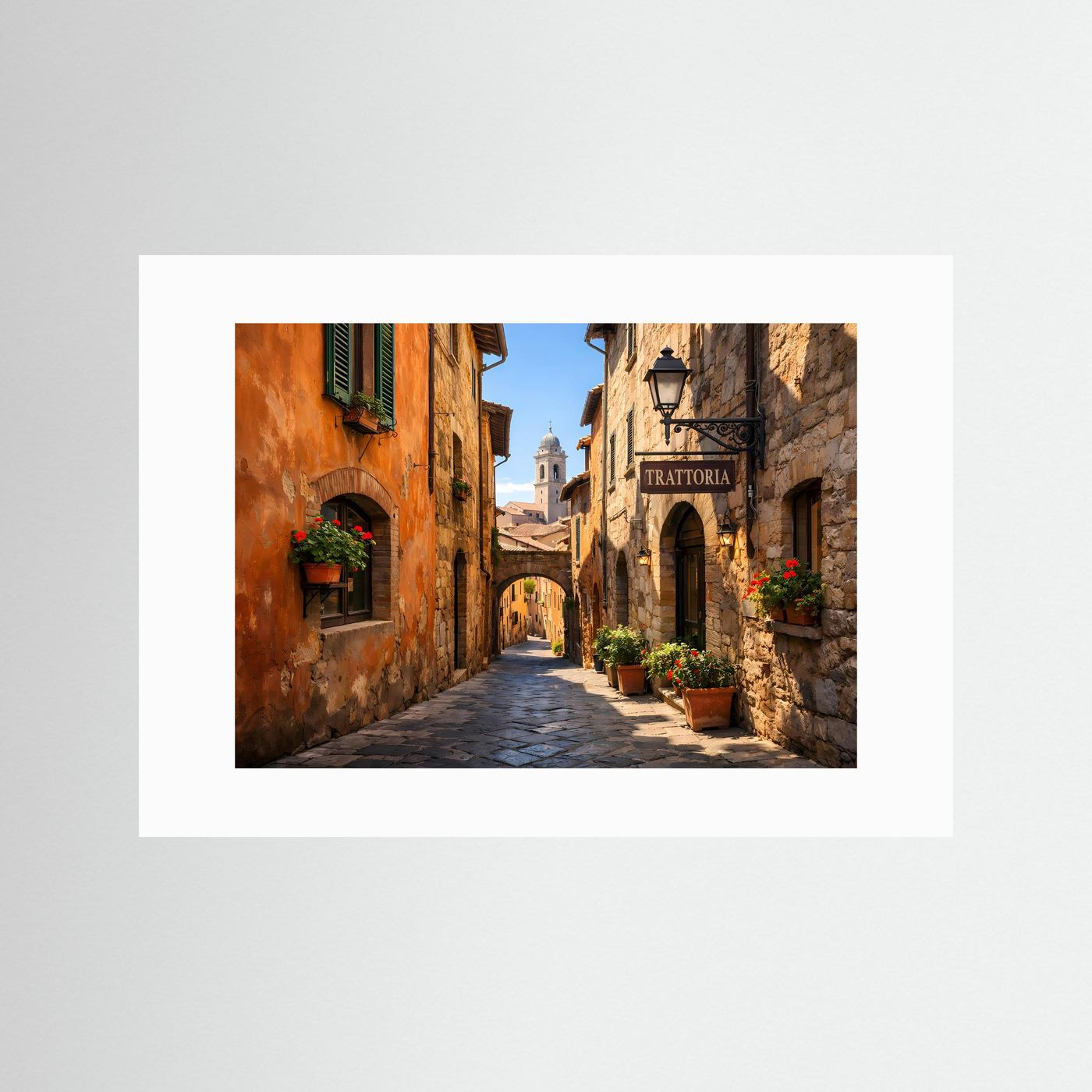 Italienisches Altstadtgassen-Poster mit weißem Passepartout: sonnige Gasse mit Trattoria-Schild.