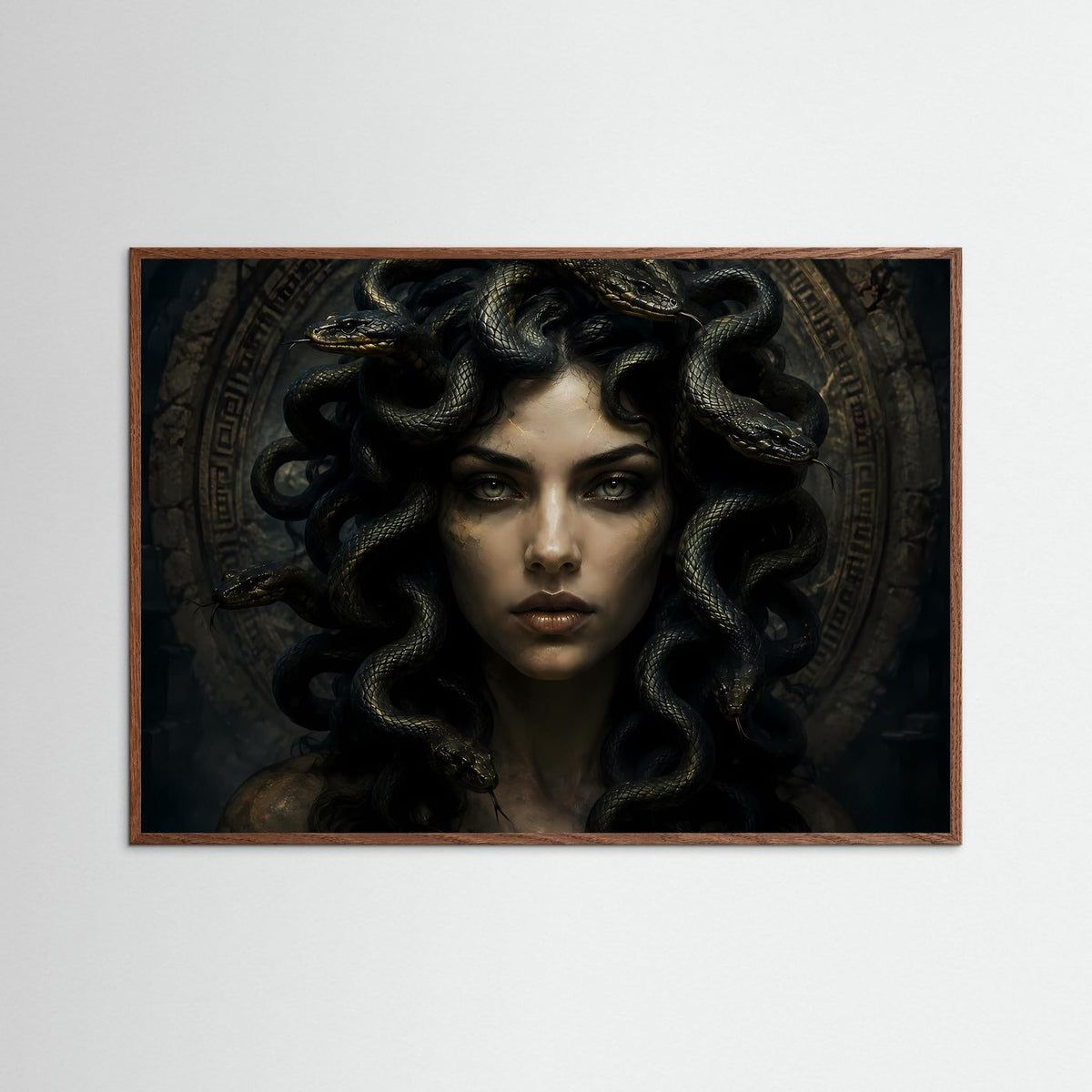 Querformat-Poster mit Medusa-Porträt: schwarze Schlangen, goldene Akzente, dunkler Eichenrahmen