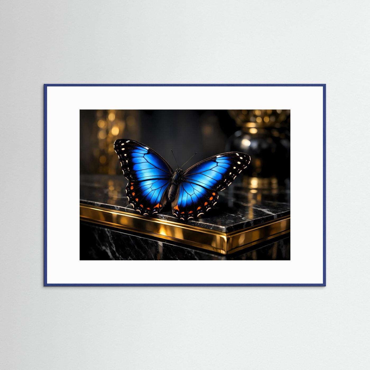 Querformat-Poster mit blauem Schmetterling auf dunklem Podest im blauem Rahmen