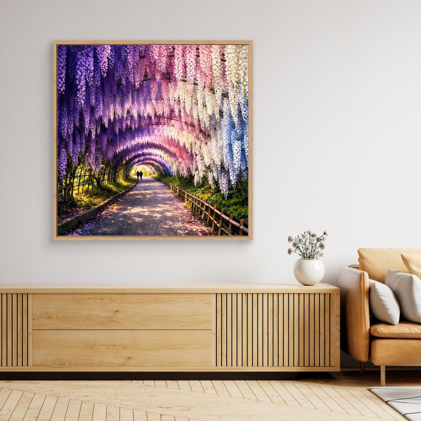 Leinwandbild mit Glyzinien-Tunnel, lila und rosa Blüten, Holzfarbener Rahmen