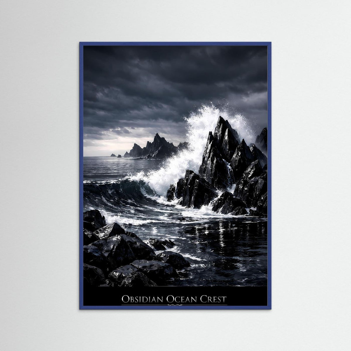 Naturposter im Hochformat: dunkle Felsküste mit Brandung und Nebel, blauer Rahmen