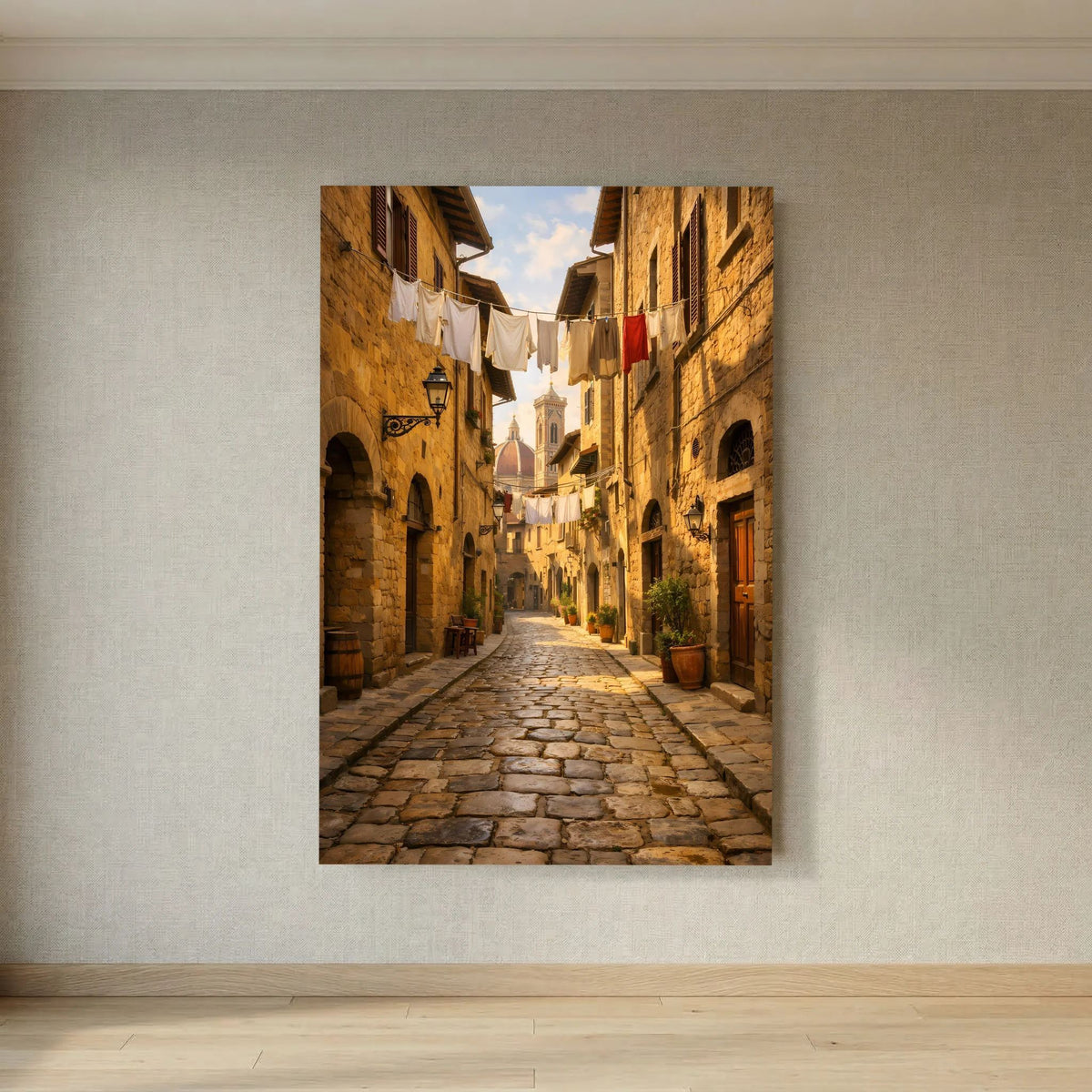 Hochformatiges Wandbild mit Kopfsteinpflaster-Gasse, bunten Wäschefarben und hohen Mauern