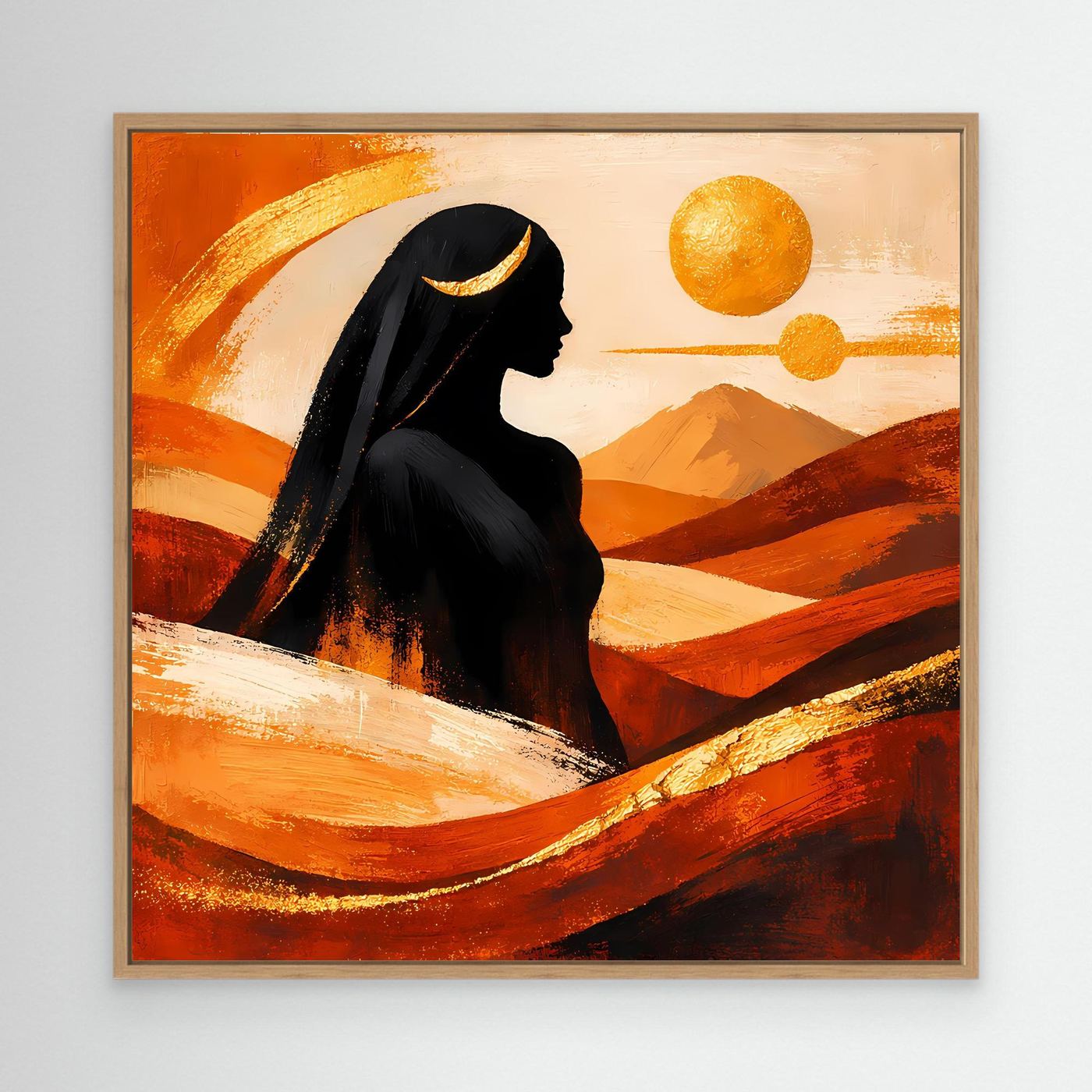 Leinwandbild mit hellem Holzrahmen: Wüstenkönigin-Silhouette, Goldsonne und Terrakotta-Berge