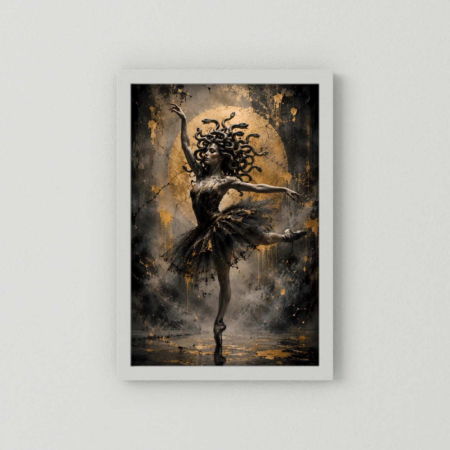 Poster mit Ballerina in schwarzem Tutu und goldenem Hintergrund, Hochformat, weißer Rahmen
