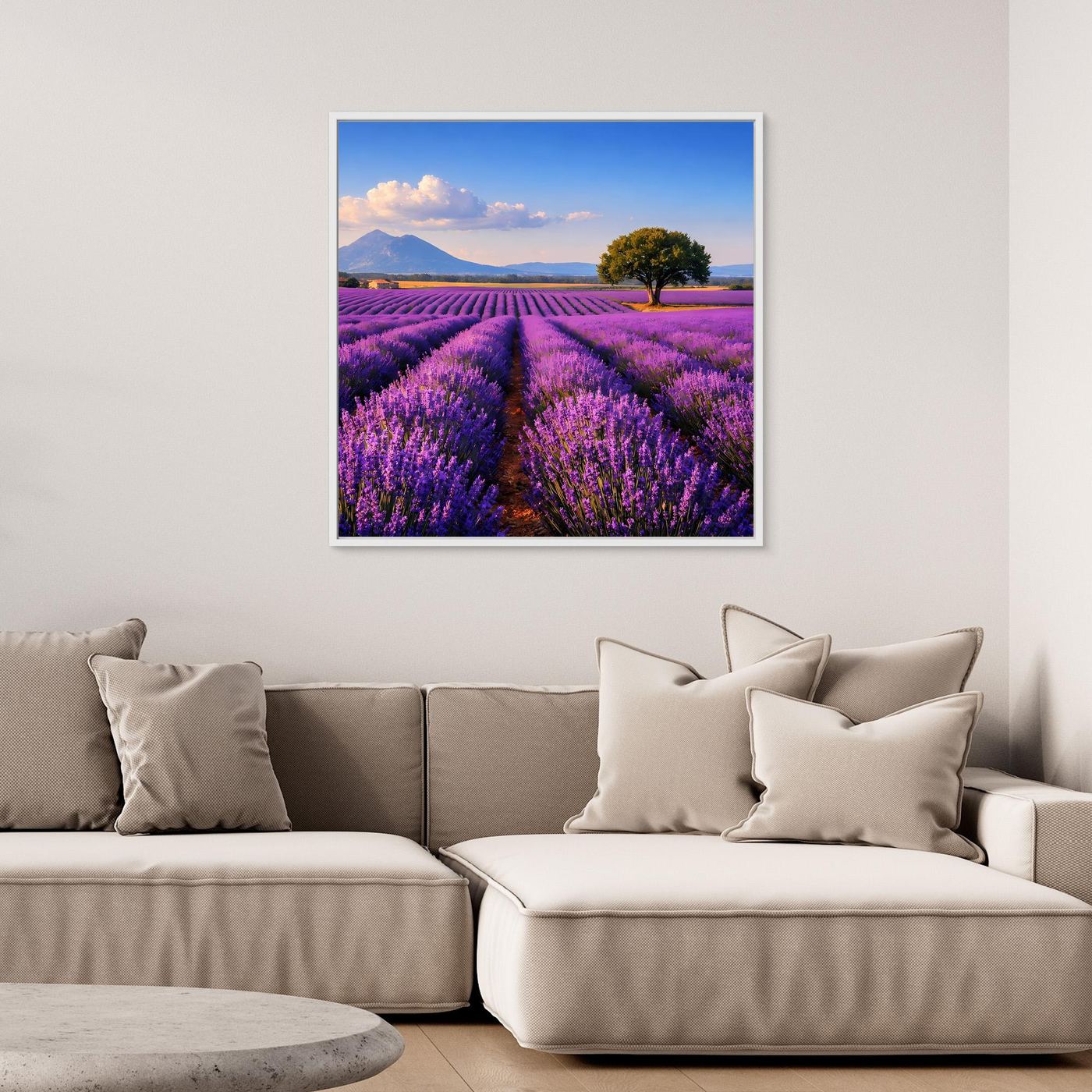 Landschafts-Leinwandbild mit Lavendelfeld und Baum im blauen Himmel, weiß gerahmt