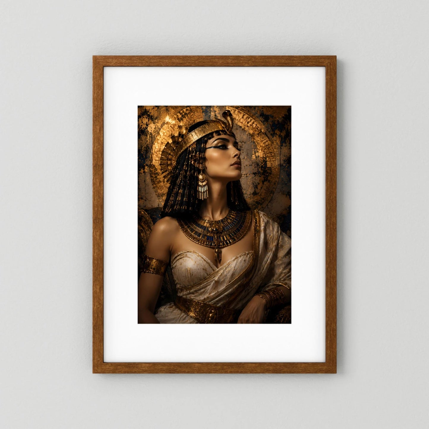 Königinnenporträt als Hochformat-Poster, goldene Töne, brauner Holzrahmen