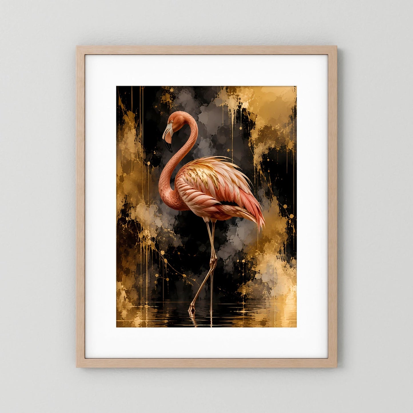 Gerahmtes Hochformat-Poster mit rosafarbenem Flamingo vor gold-schwarzem Spritzmuster