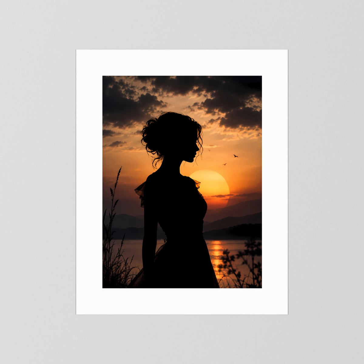 Poster mit Silhouette einer Frau am Sonnenuntergang mit weißem Passepartout