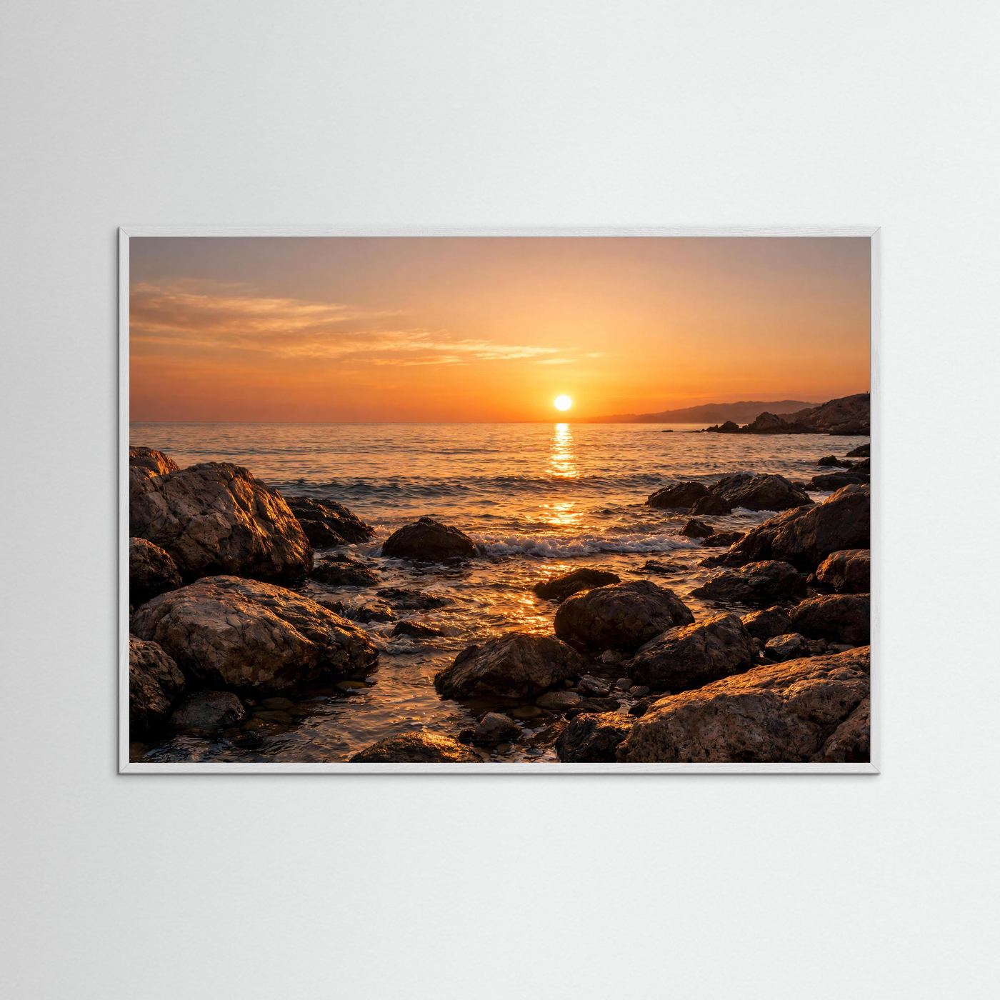 Naturposter im Querformat mit grauem Rahmen: Sonnenuntergang und reflektierender Lichtspur