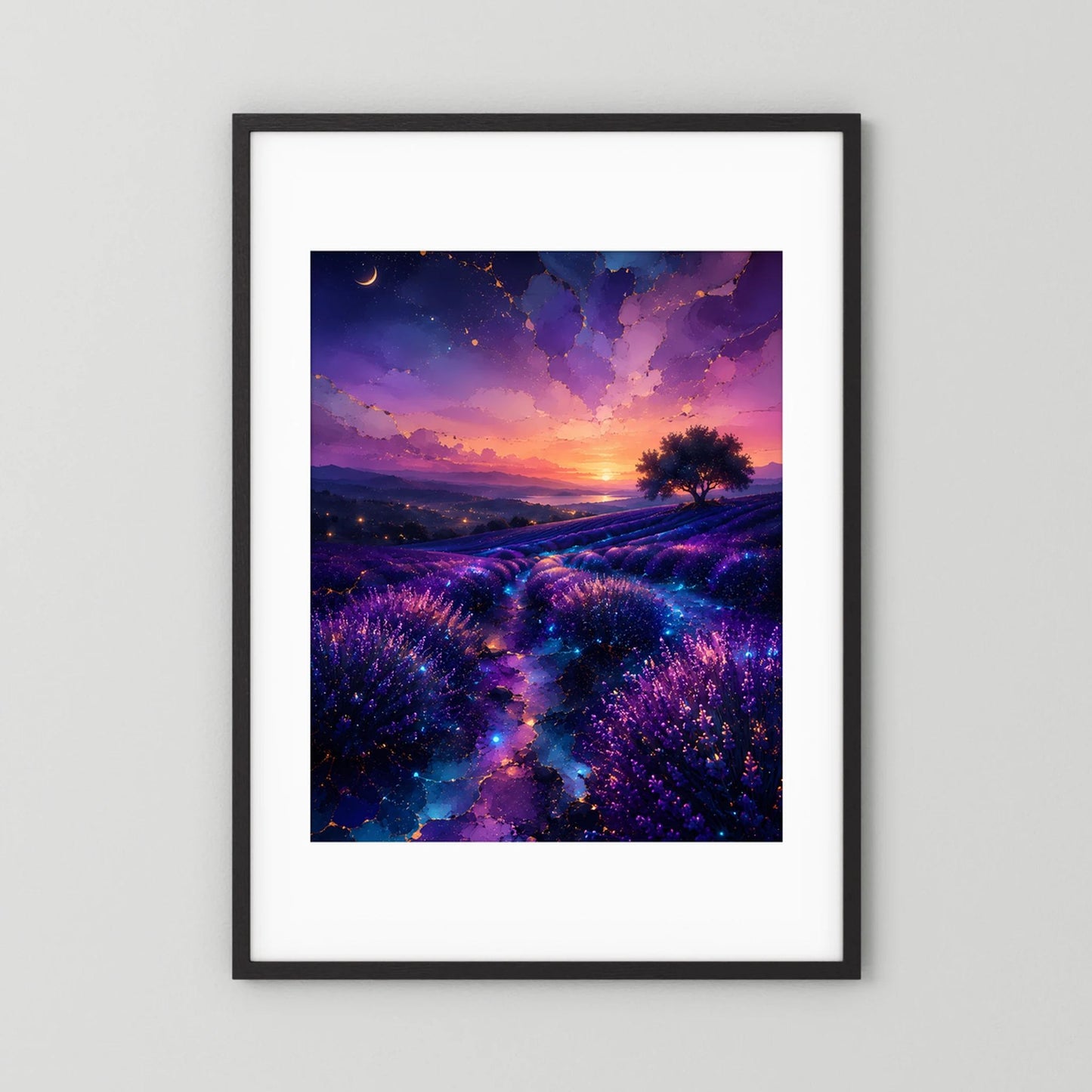 Hochformat-Poster mit Lavendelfeld im Violett-Blau, leuchtender Weg, schwarzer Rahmen