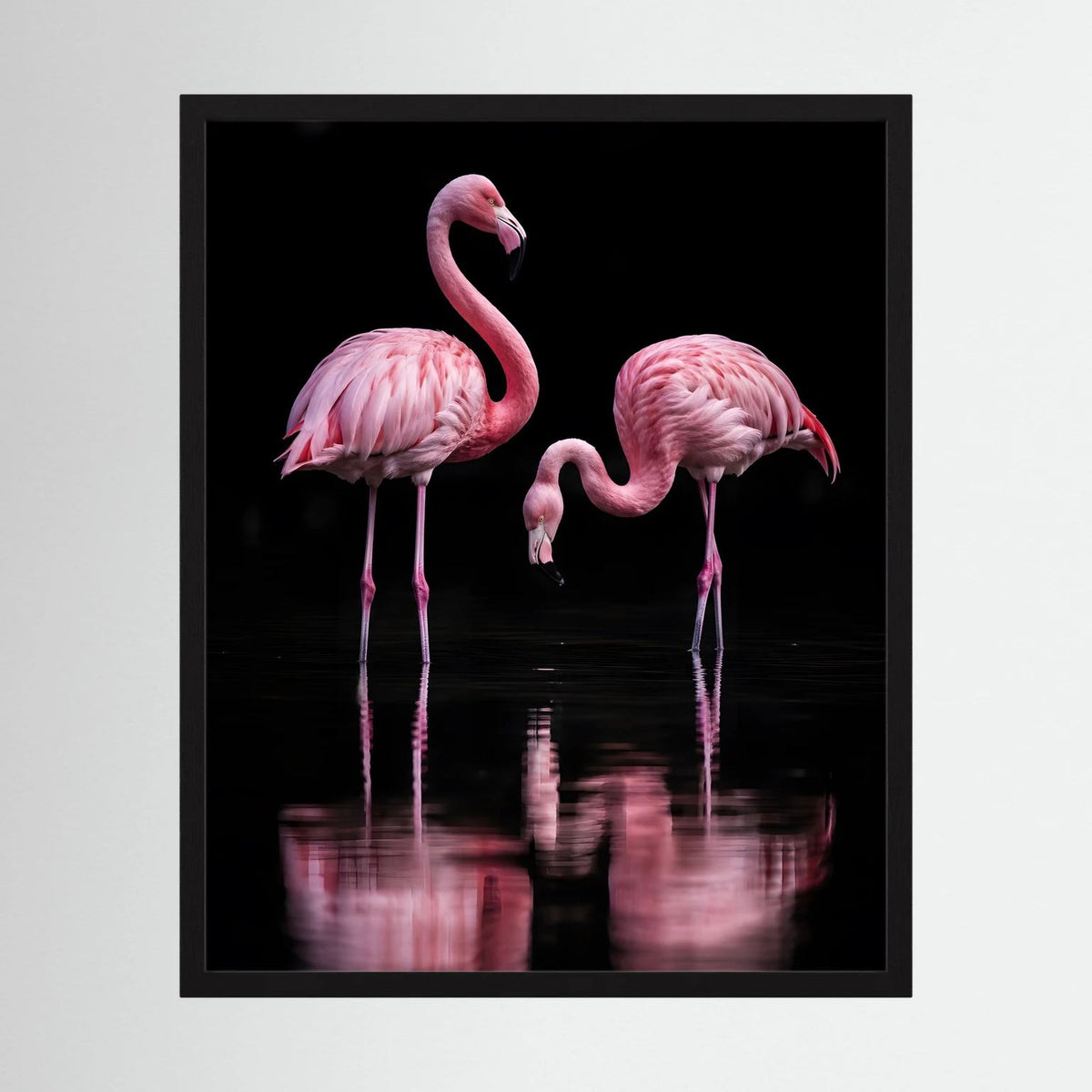 Tierposter mit zwei rosa Flamingos und Spiegelung im schwarzen Rahmen, Hochformat