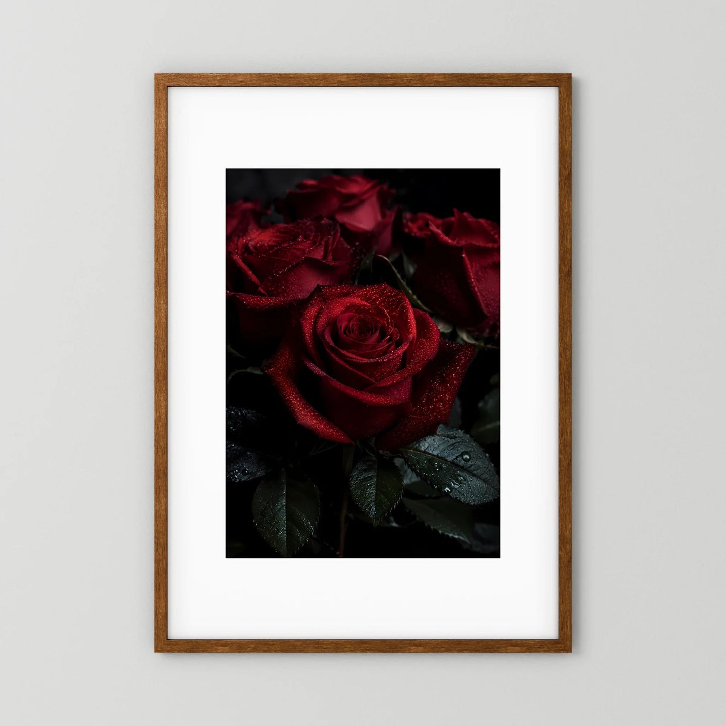 Hochformatiges Poster mit dunkelroten Rosen und Tautropfen im Holzrahmen