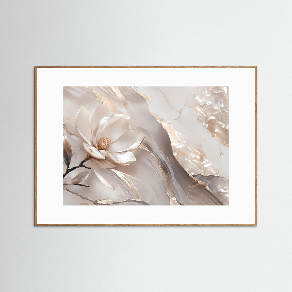 Wandbild mit weißer Magnolie, perlmuttfarbenen Adern und goldenen Akzenten im braunen Holzrahmen