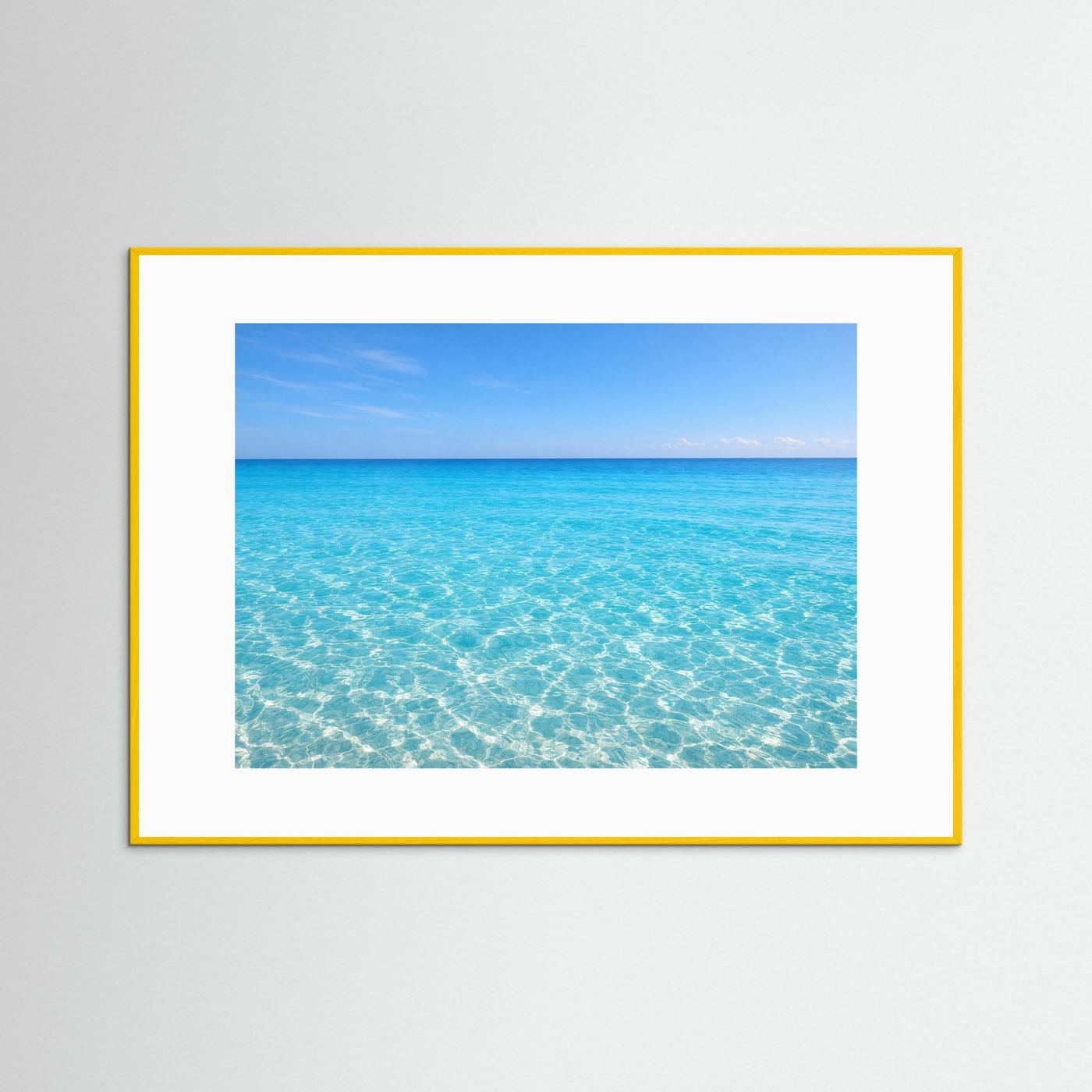Gerahmtes Wandbild mit türkisblauem Meer und klarem Wasser, weißer Rahmen mit goldener Kante