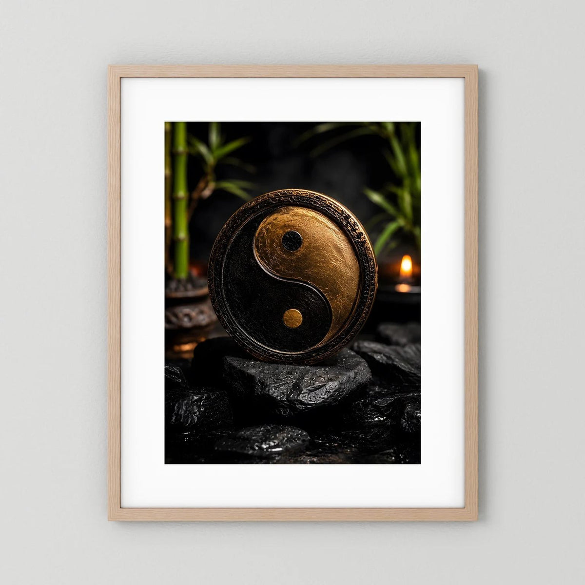 Yin-Yang-Wandbild im Hochformat mit beigem Holzrahmen; goldenes Symbol auf dunklen Steinen