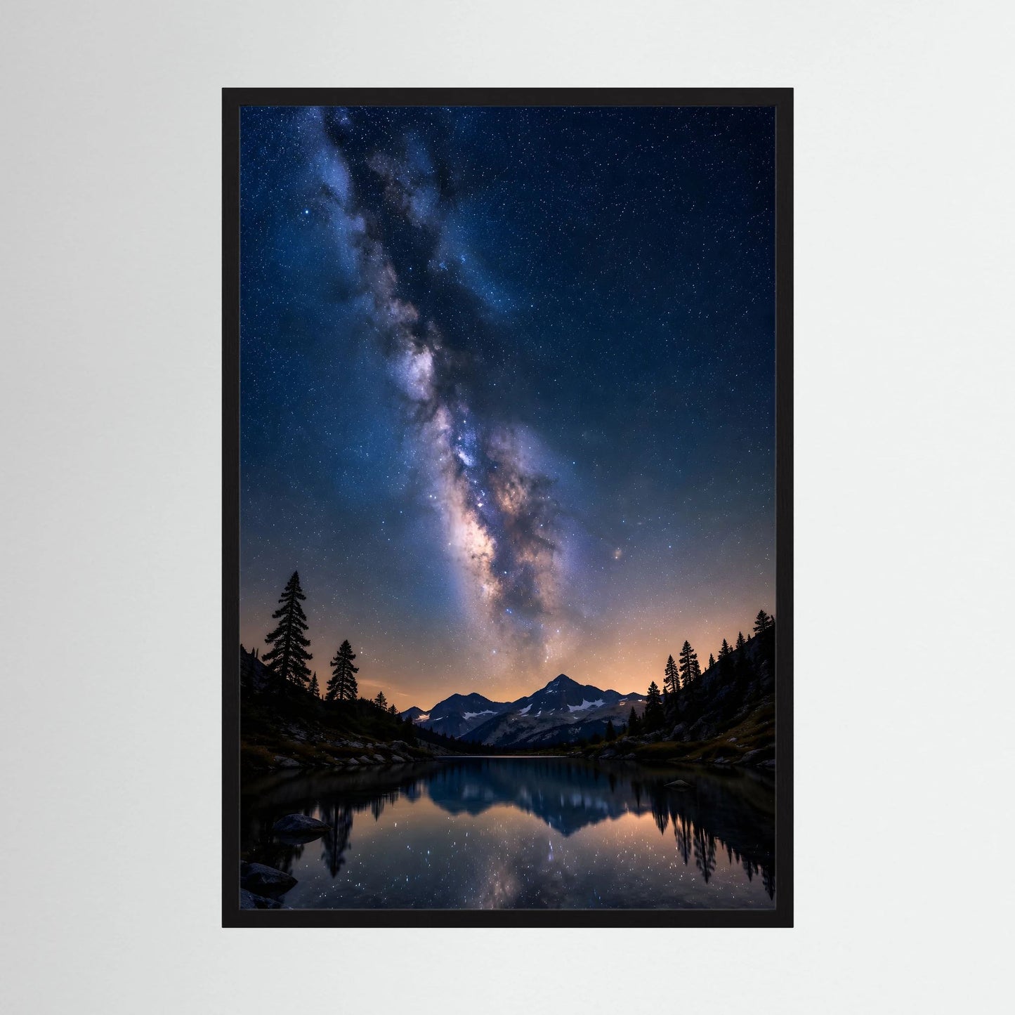 Poster im Hochformat mit Sternenhimmel über Bergsee, Berge und dunklen Tannen, schwarzer Rahmen