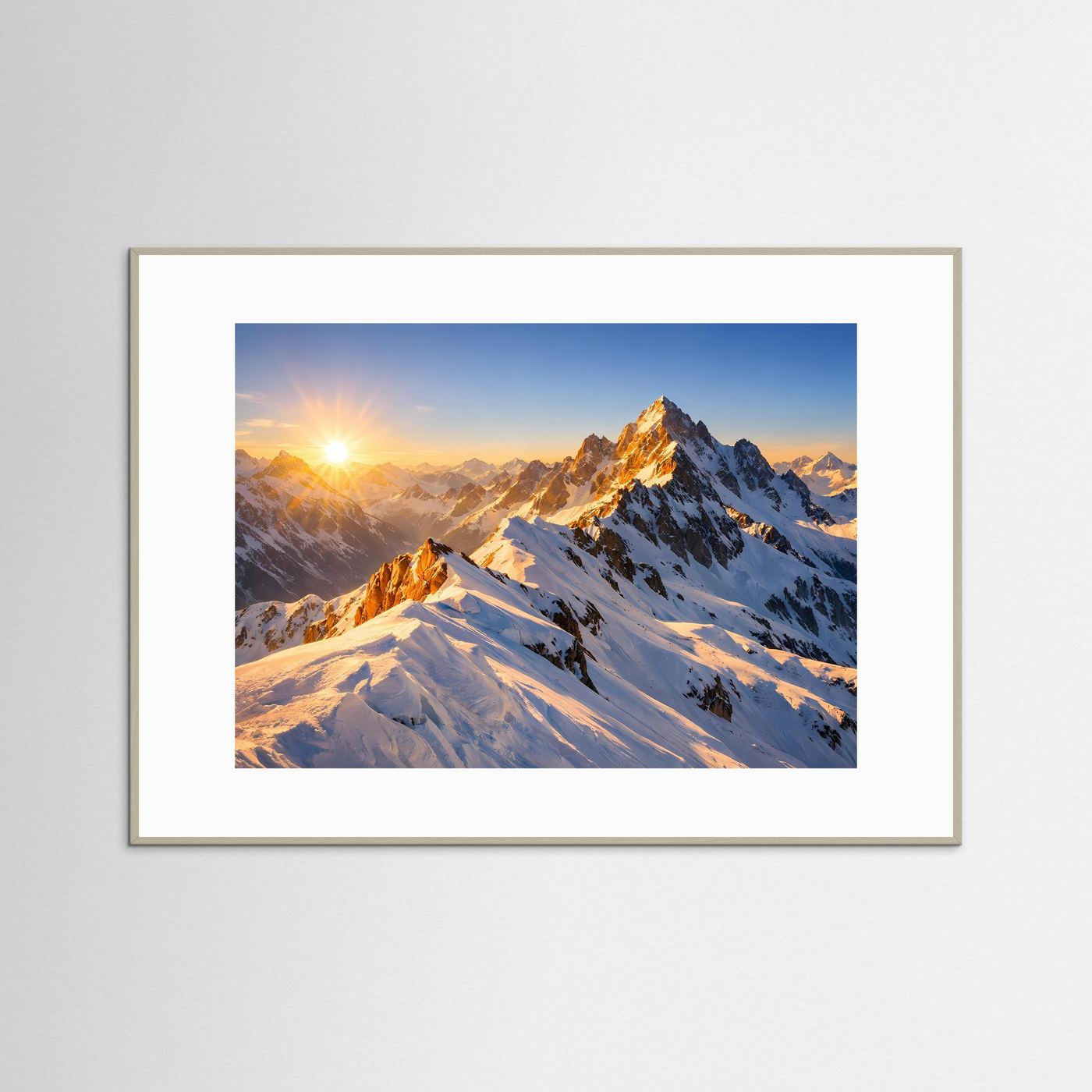 Querformatiges Panorama-Poster mit hellem Holzrahmen: verschneite Alpen bei Sonnenaufgang
