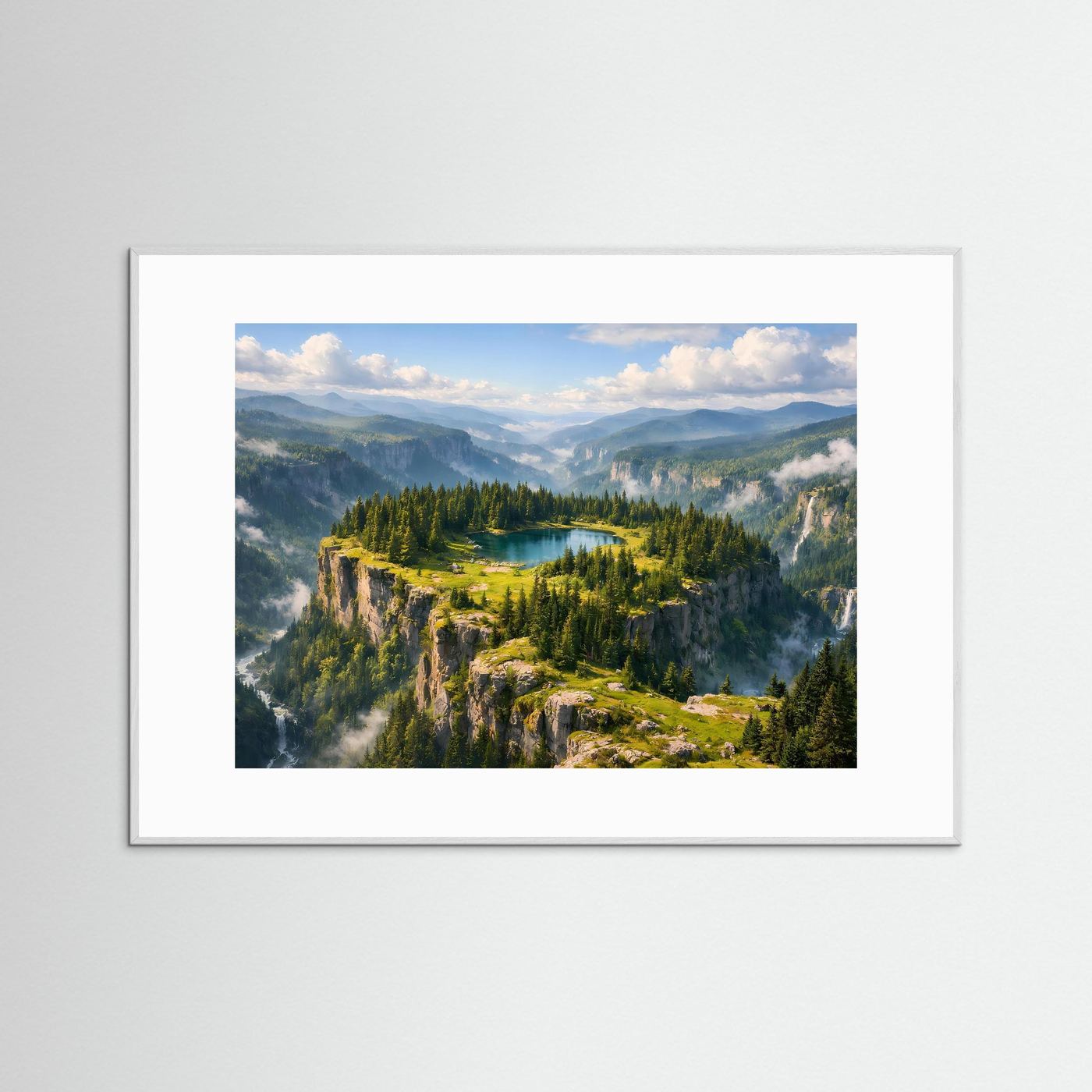 Wandbild mit Landschaftsmotiv: Bergsee, Felsen und Tannenwald, weißer Rahmen