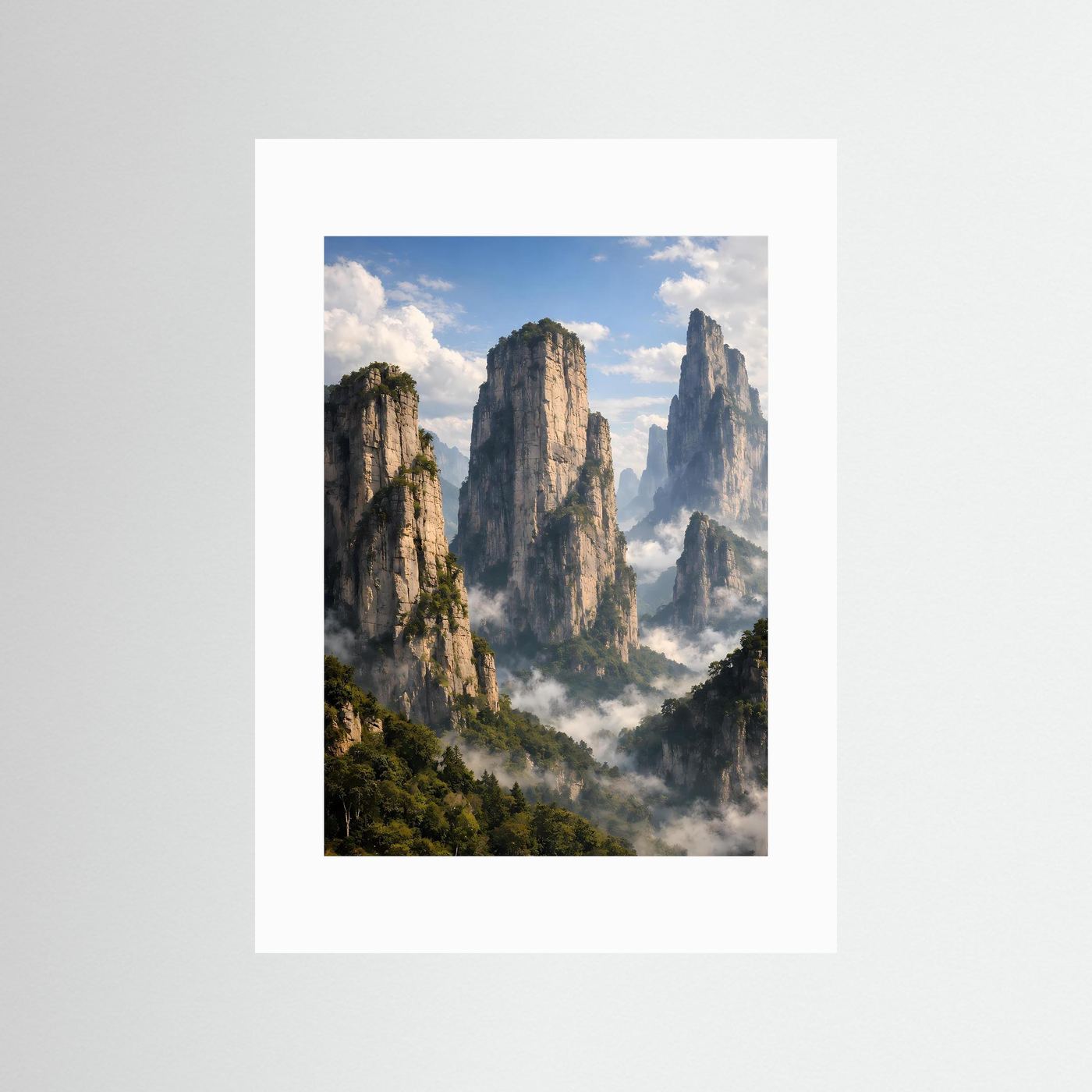 Hochformatiges Bergposter mit weißem Passepartout, Felsberge und Nebel