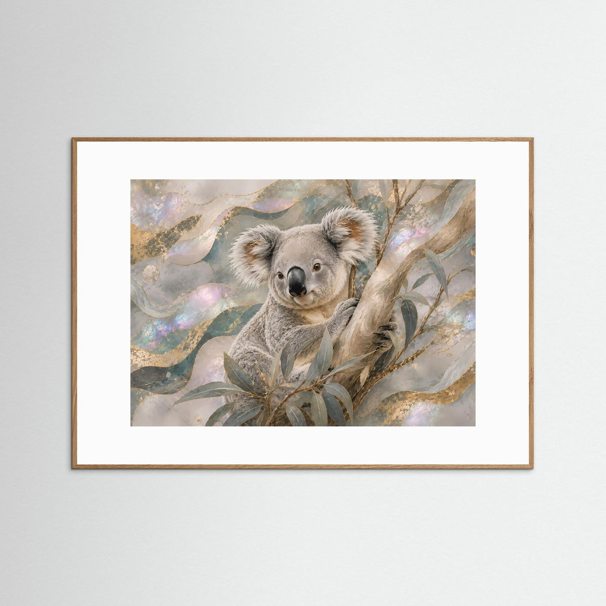 Gerahmtes Querformat-Poster mit grauem Koala zwischen Blättern, Aquarell-Look, Naturholzrahmen