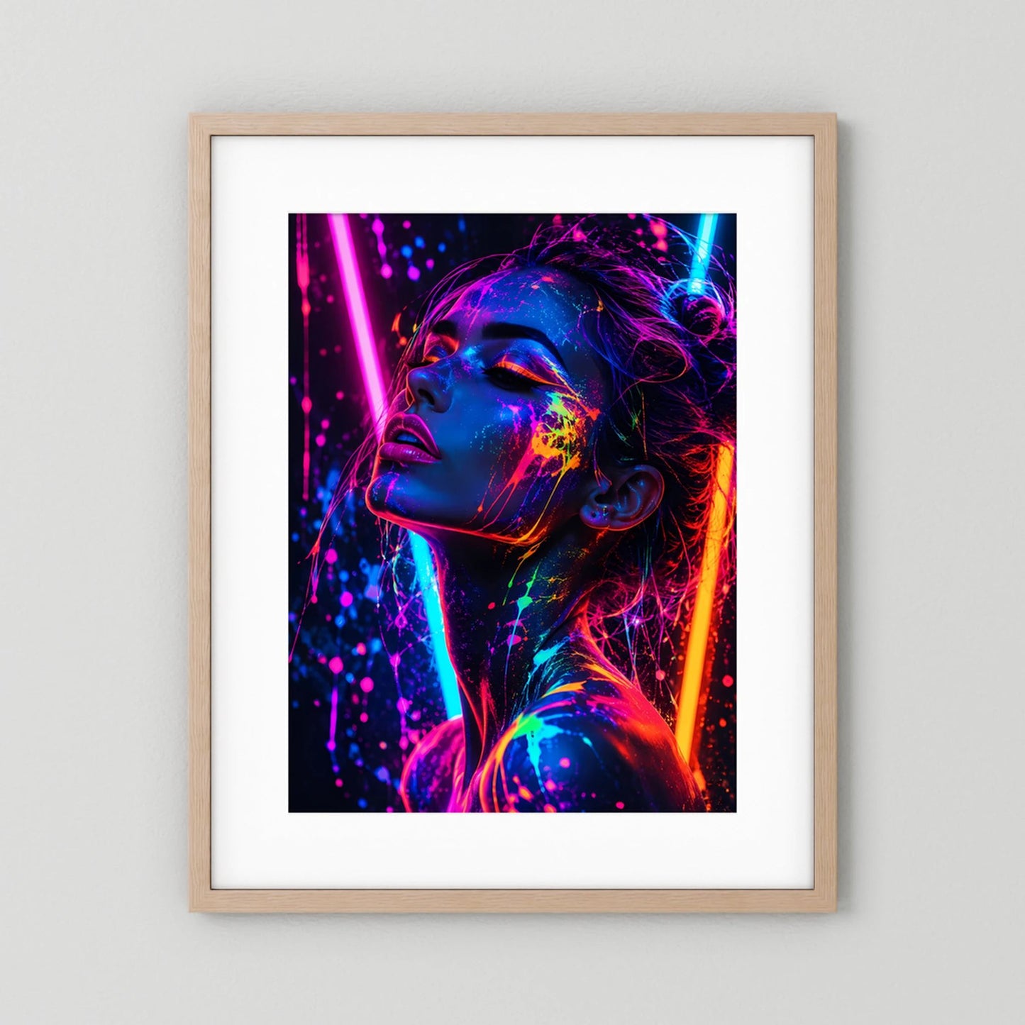 Poster mit hellem Holzrahmen und weißem Rand: Frau im Neon-Stil