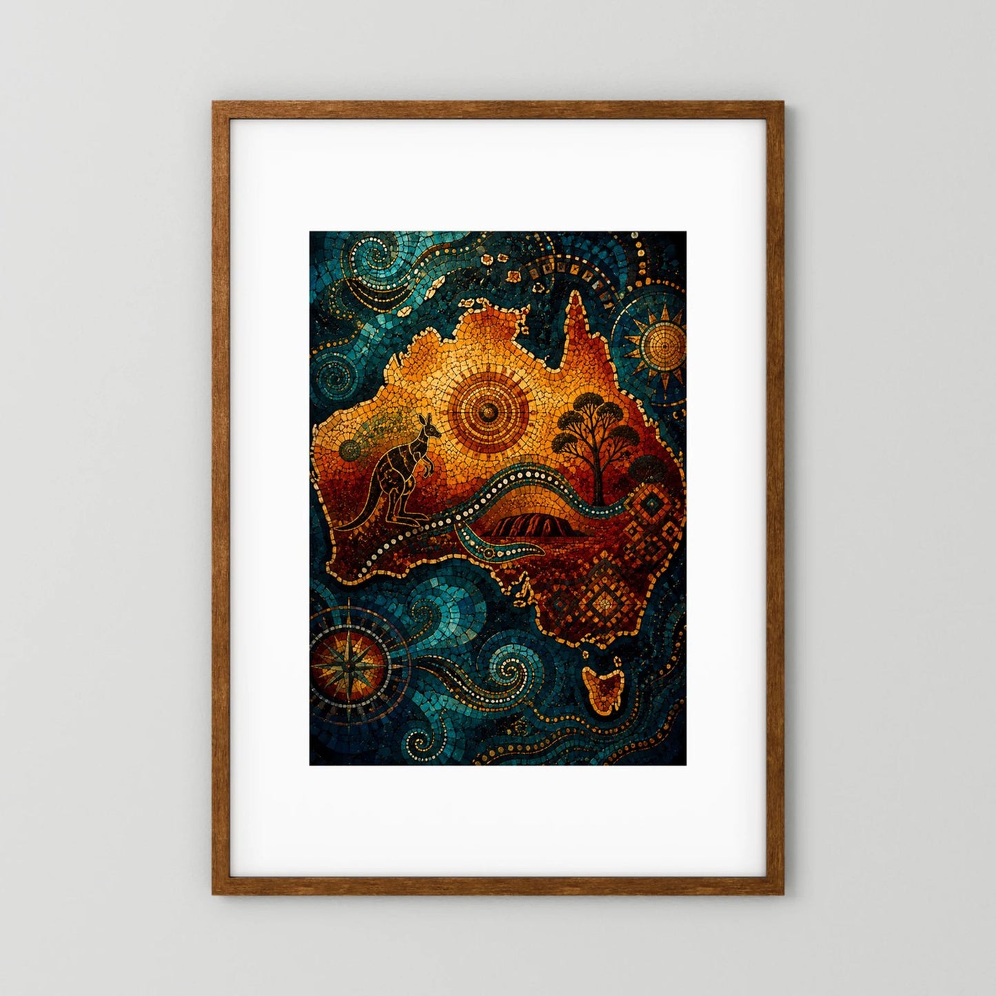 Hochformat-Poster im braunen Holzrahmen mit Aborigines-motivischer Tierlandschaft, türkis und orange.
