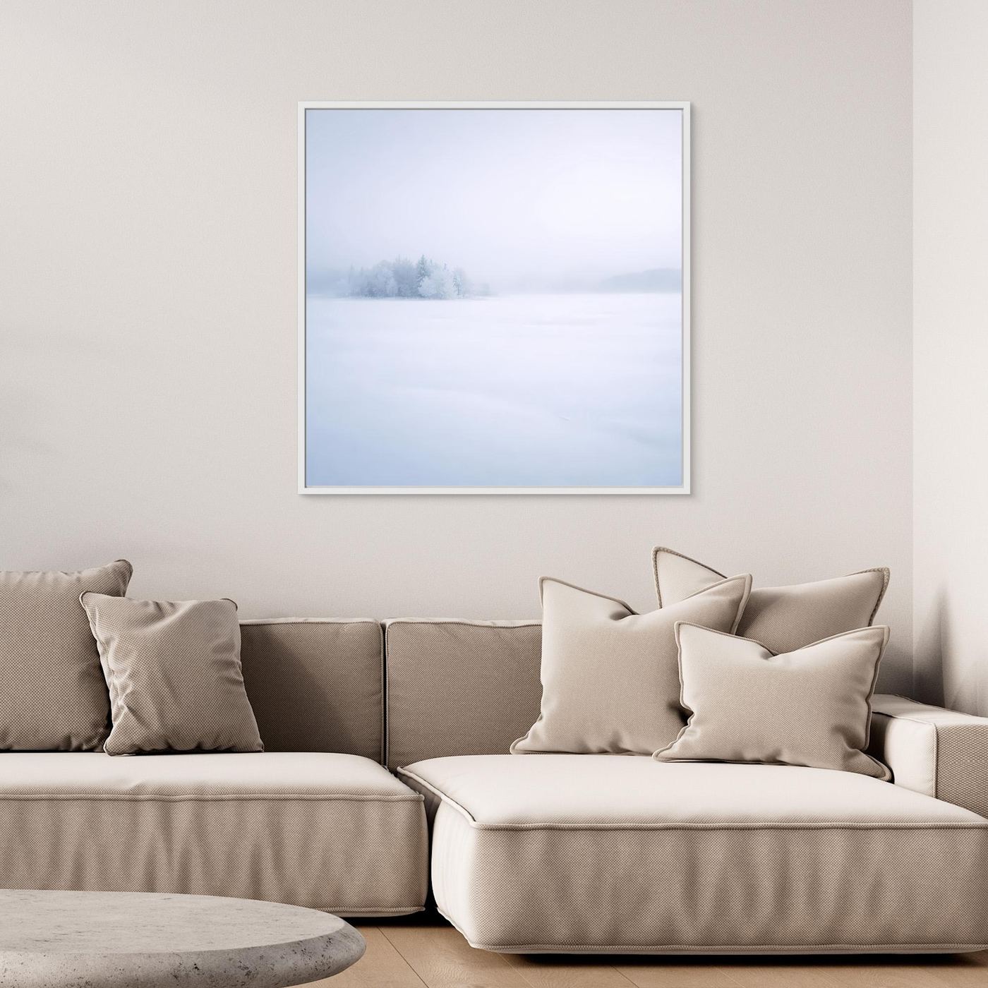 Leinwandbild Wintersee im Nebel mit weißem Rahmen, verschneite Landschaft