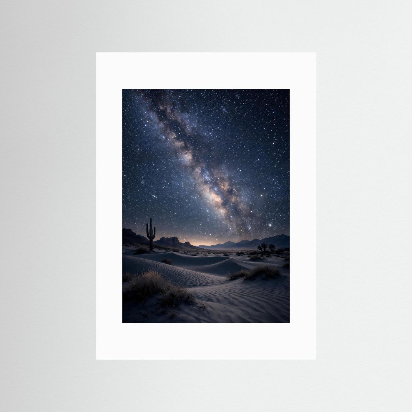 Kosmisches Nachtlandschafts-Poster mit Milchstraße über Wüstendünen und weißem Passepartout