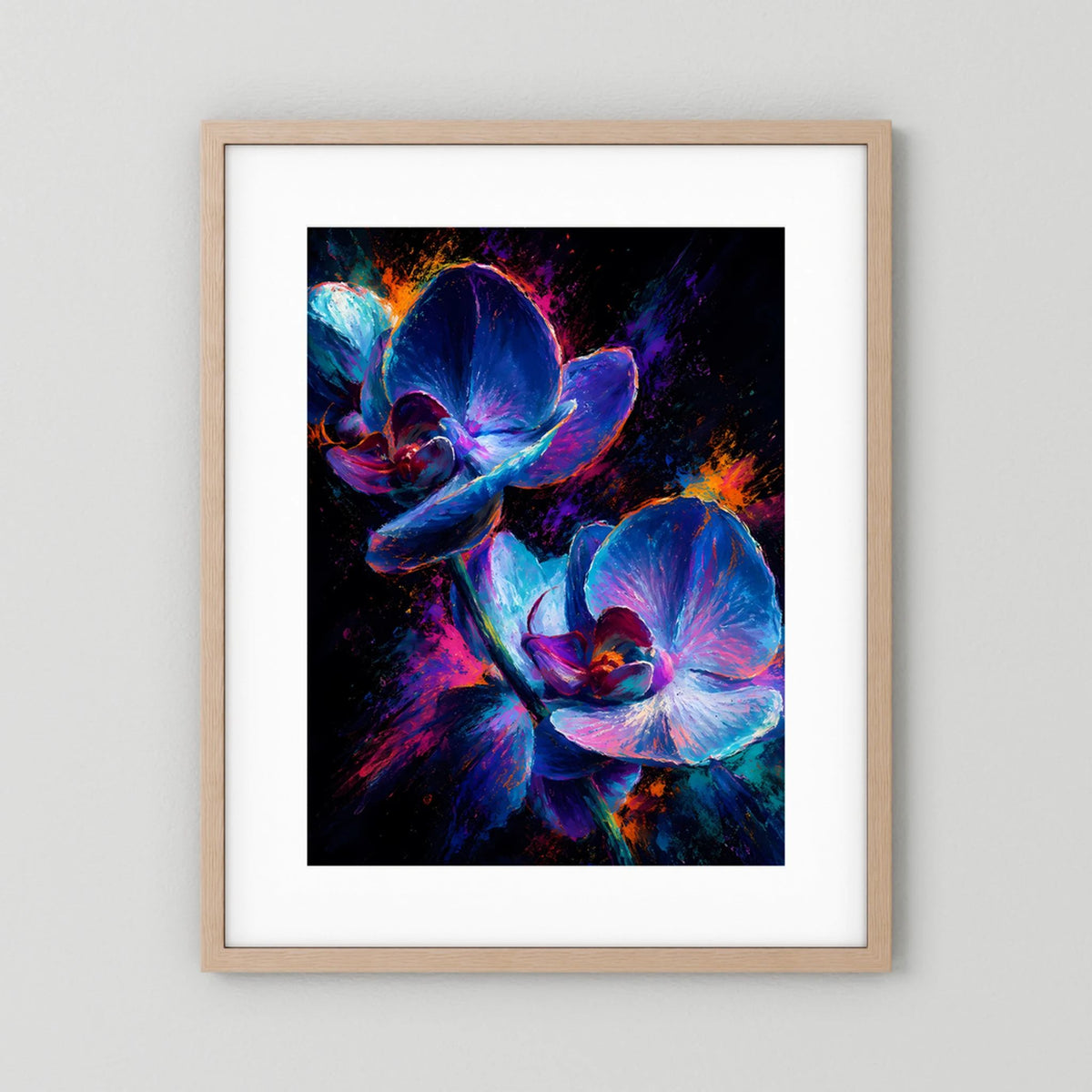 Poster mit abstrakten Orchideen in Blau und Pink auf schwarzem Hintergrund, heller Holzrahmen mit weißem Rand