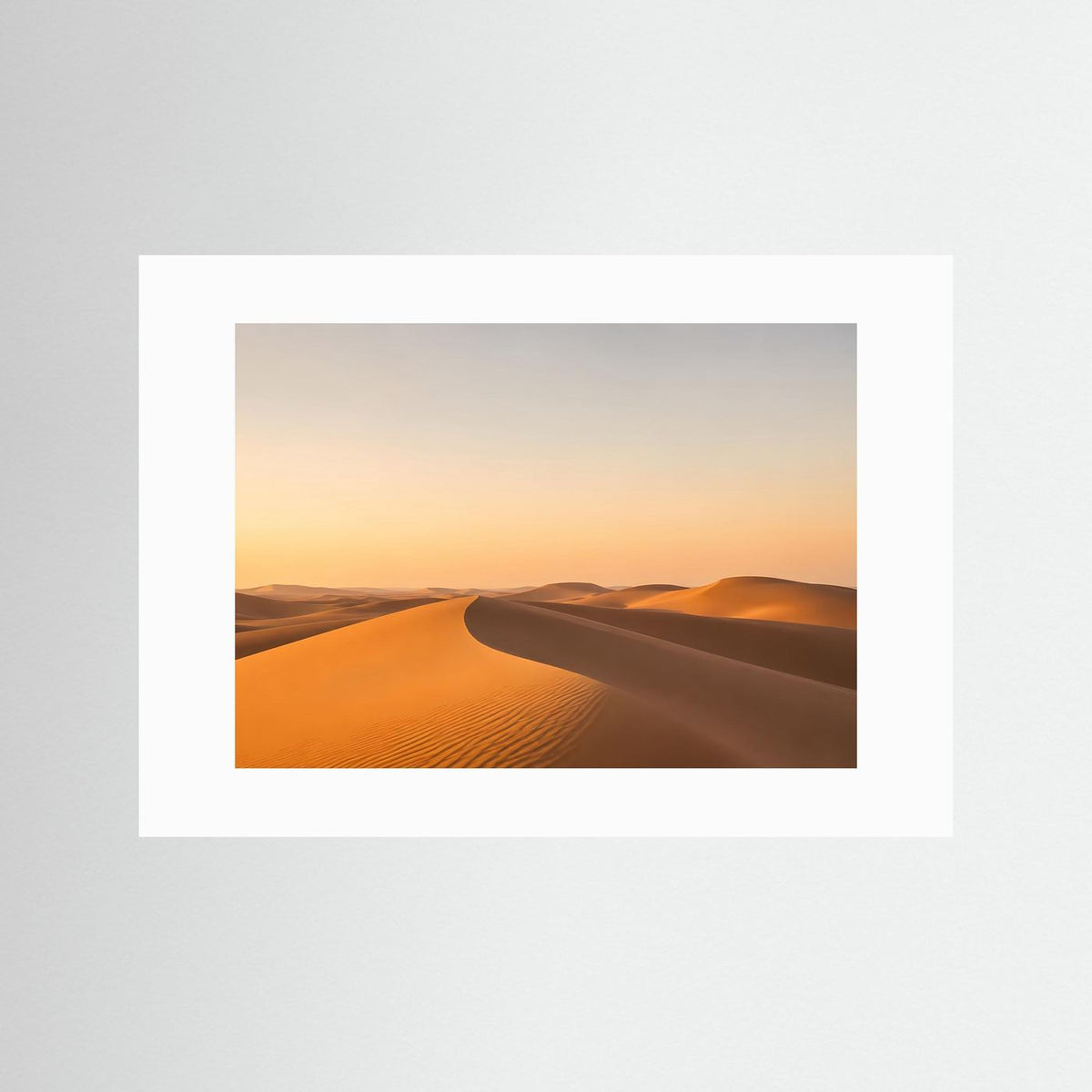 Wüstenlandschafts-Poster mit Sanddünen im Abendhimmel, weißes Passepartout