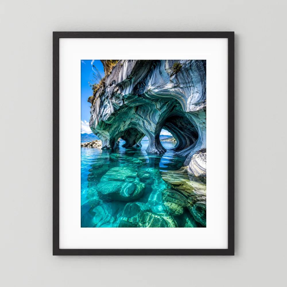 Poster im Hochformat mit Meereshöhlen-Motiv, schwarzer Rahmen und weißer Rand