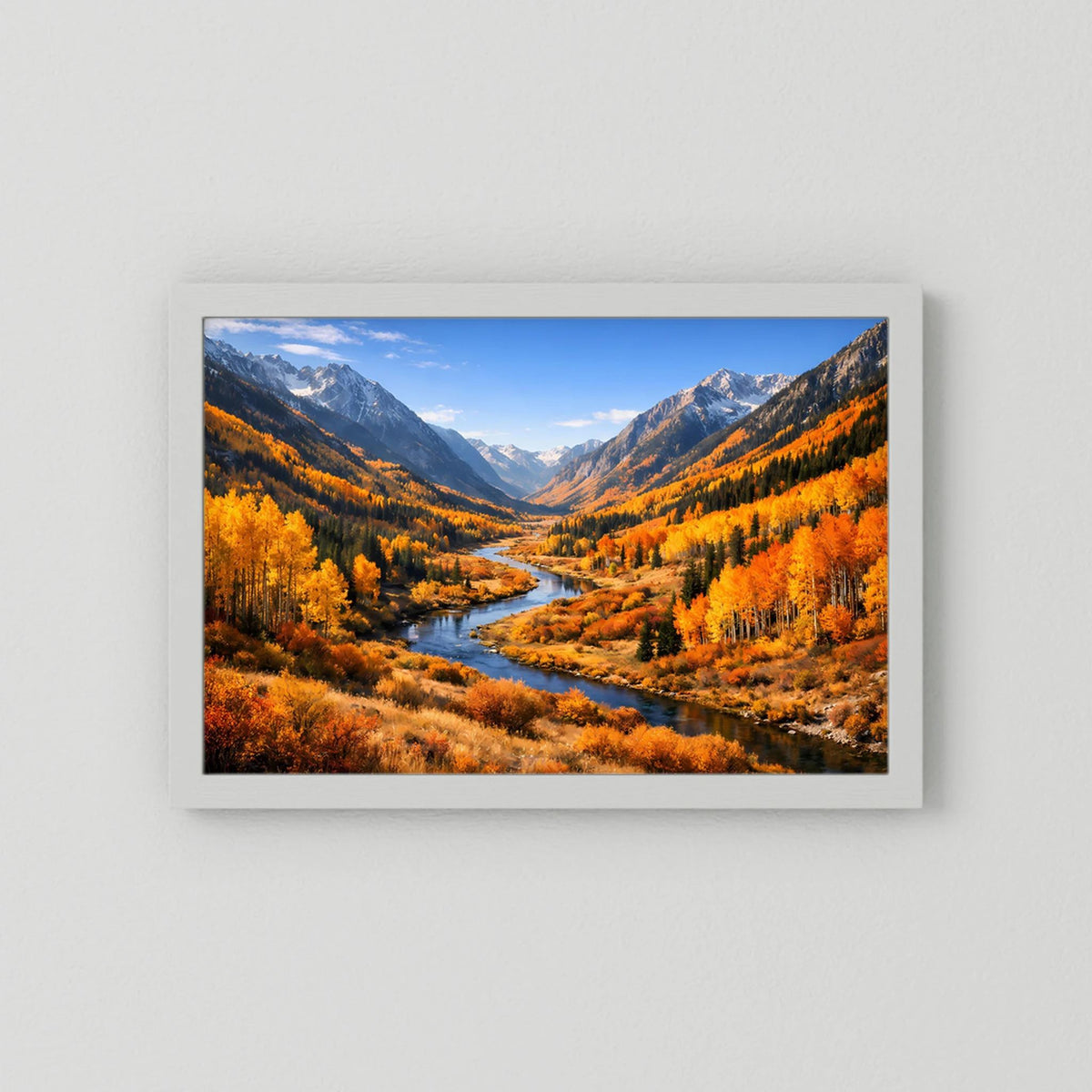 Wandbild im Querformat mit Bergtal und Fluss im Herbst, weißer Rahmen