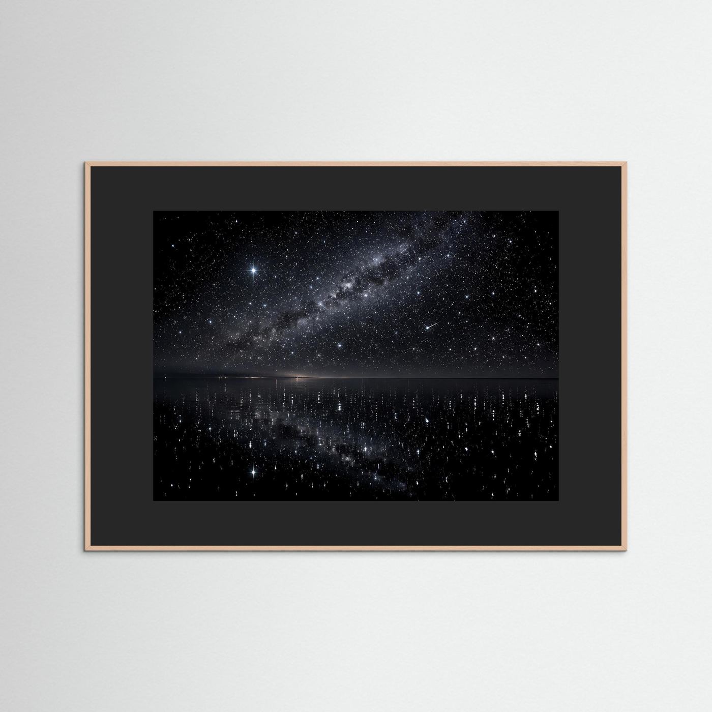 Gerahmtes Poster mit Sternenhimmel und Seespiegel, dunkler Holzrahmen
