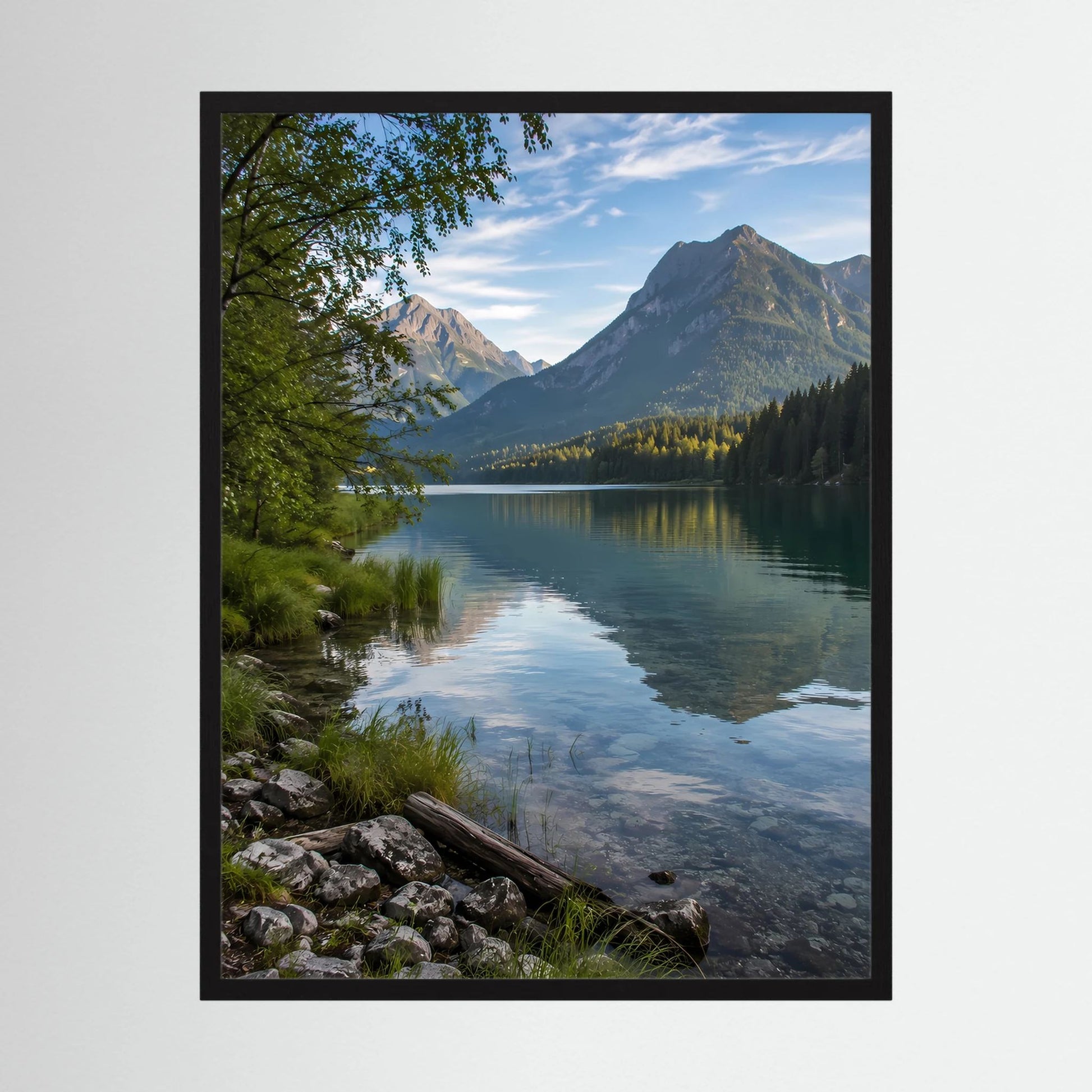 Hochformat-Poster mit schwarzem Rahmen: Bergsee, Berge und Ufer mit Steinen