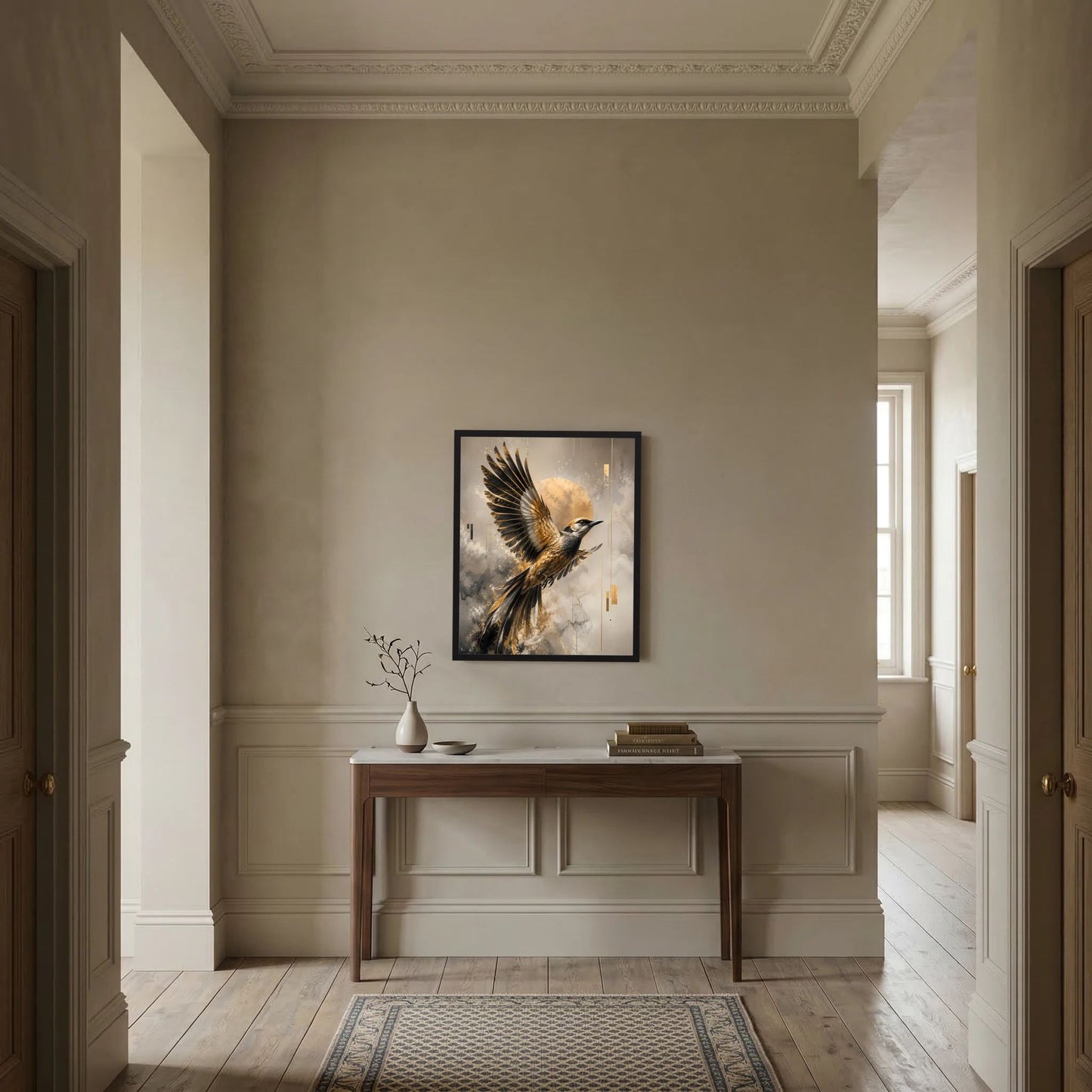 Vogelkunstposter im Rahmen an Wand mit Holzkonsole im Flur