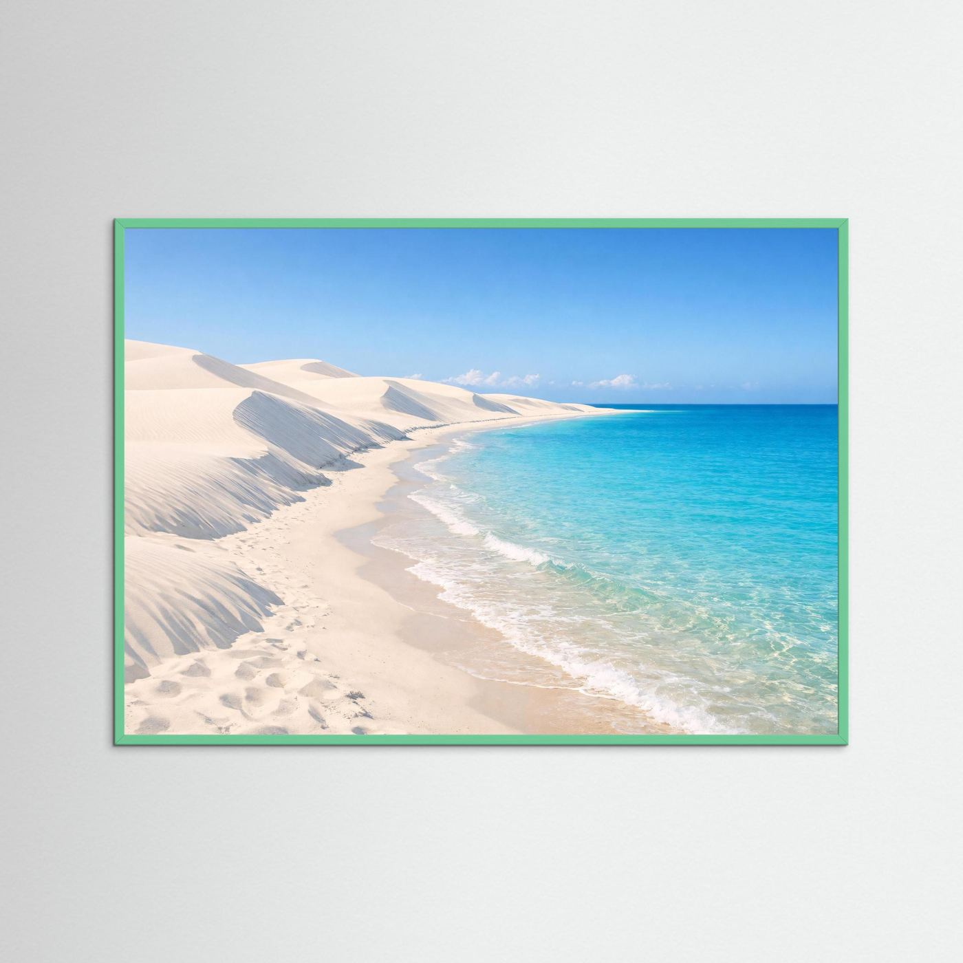 Küsten-Wandbild mit weißen Sanddünen und türkisblauem Meer, grüner Rahmen