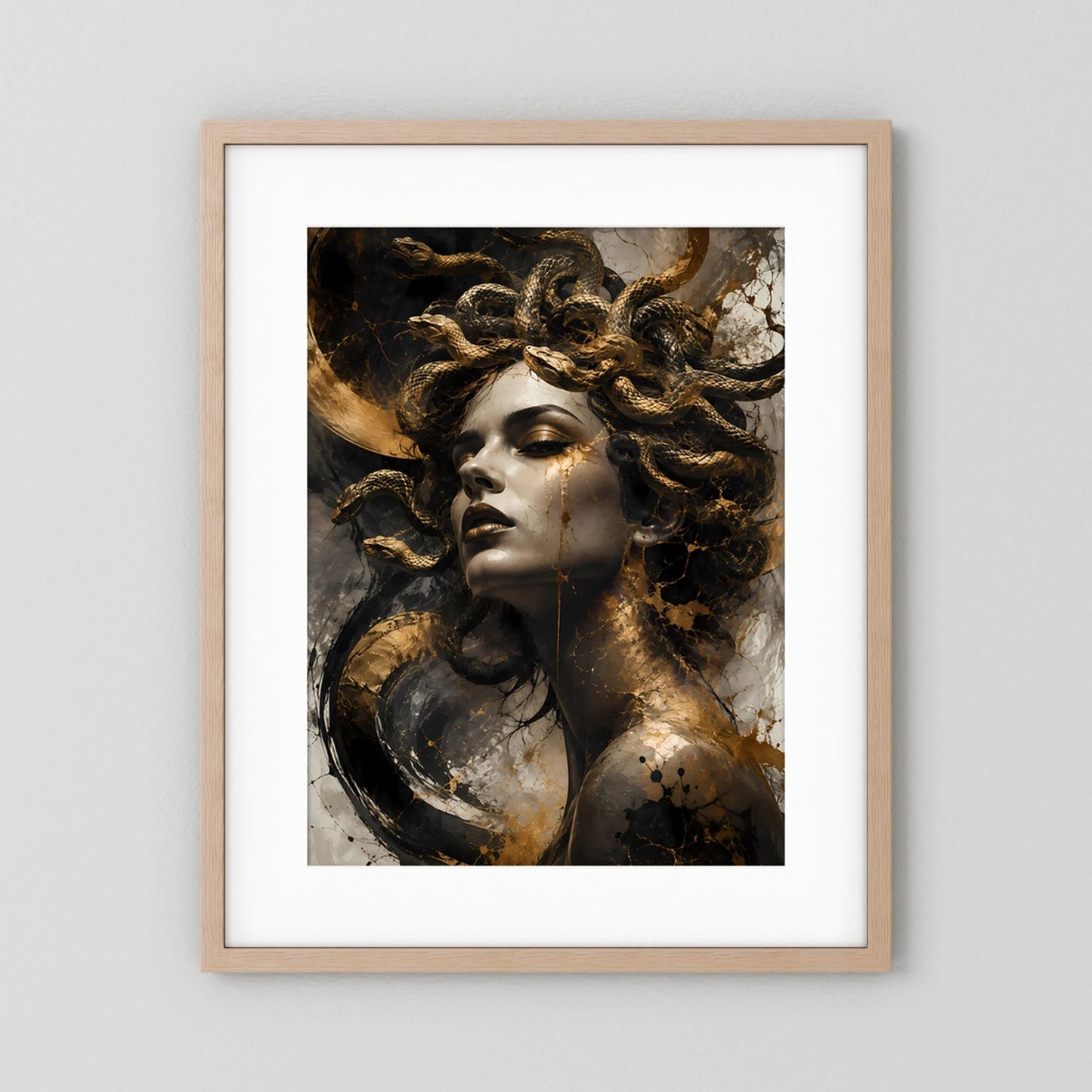 Poster im Hochformat mit Medusa-Frau in Schwarz-Gold, helle Holzumrandung mit weißem Rand