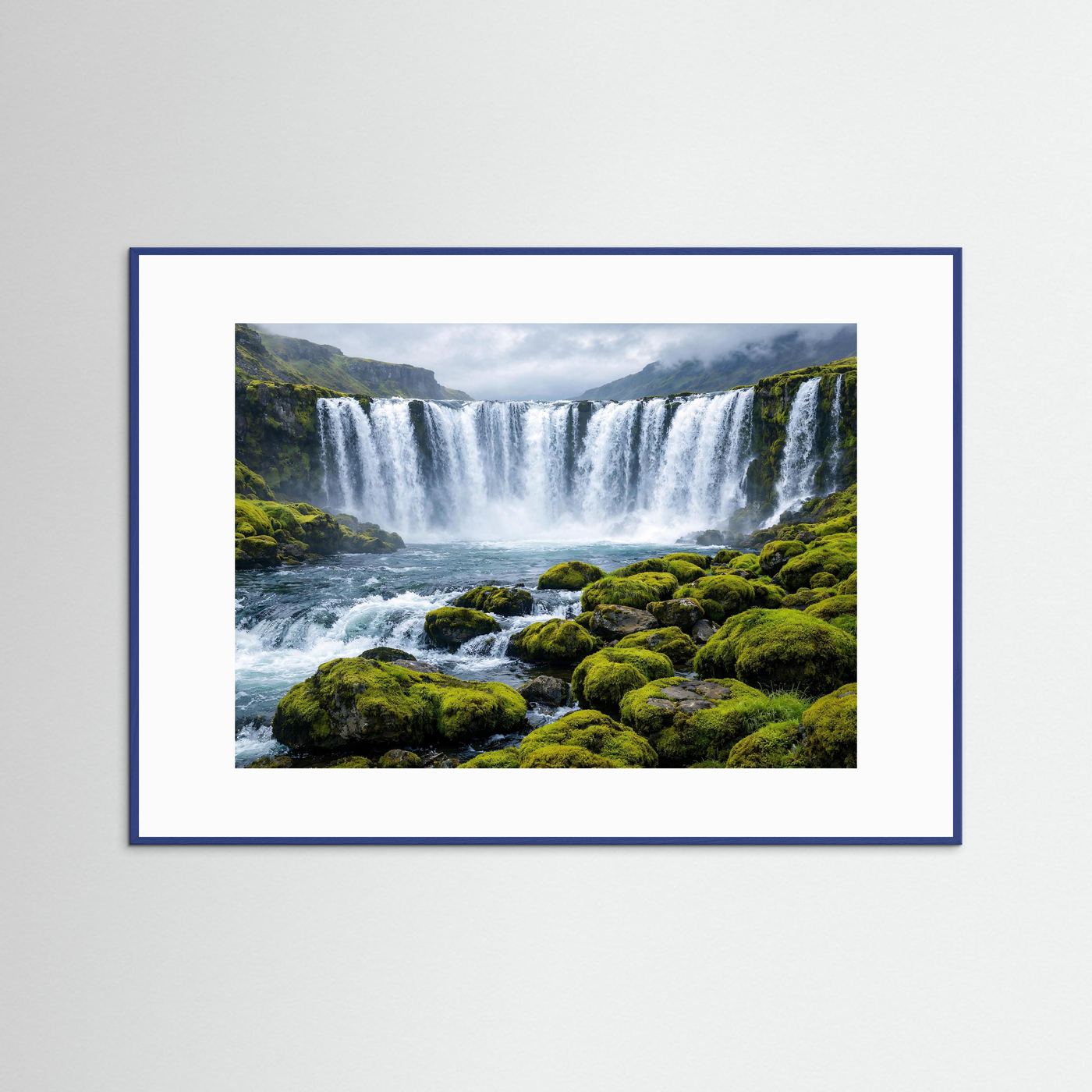 Wasserfall-Poster (Panorama) mit moosgrünen Felsen und blauem Rahmen