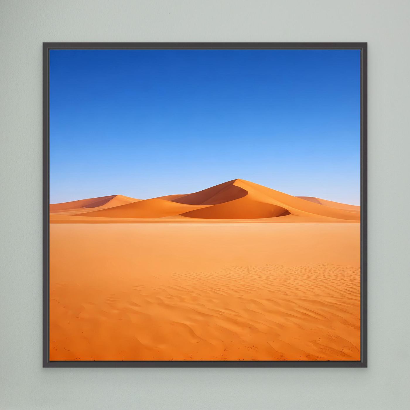 Leinwandbild: Sanddünenlandschaft mit blauem Himmel, orangefarbenem Sand, schwarzer Rahmen