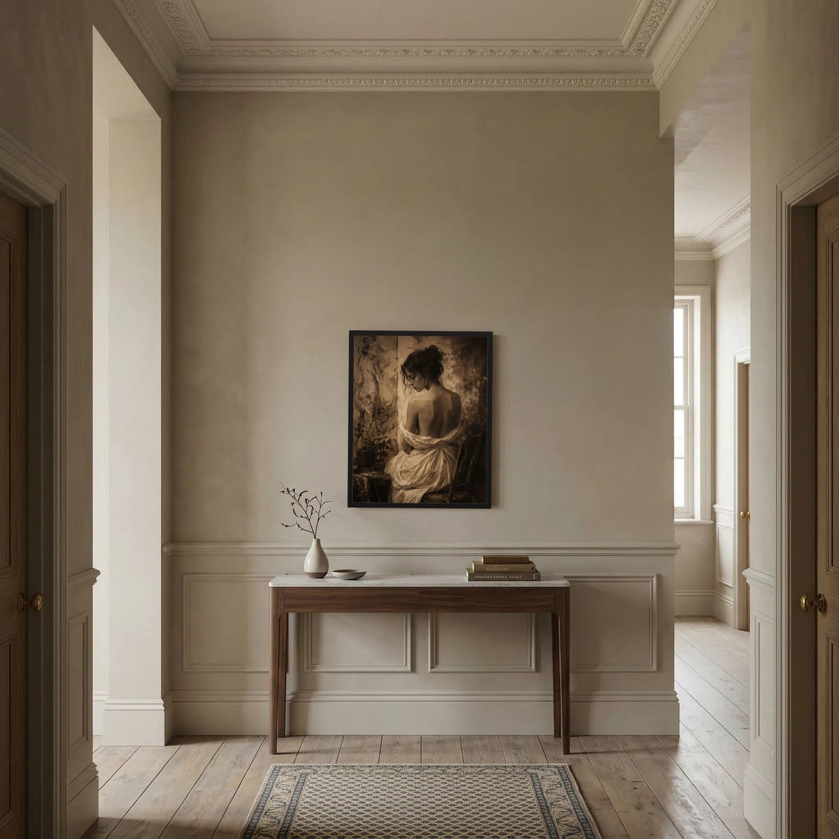 Gerahmter Kunstdruck an der Wand: Sepia-Rückenansicht einer Frau mit weißem Drapiertuch.