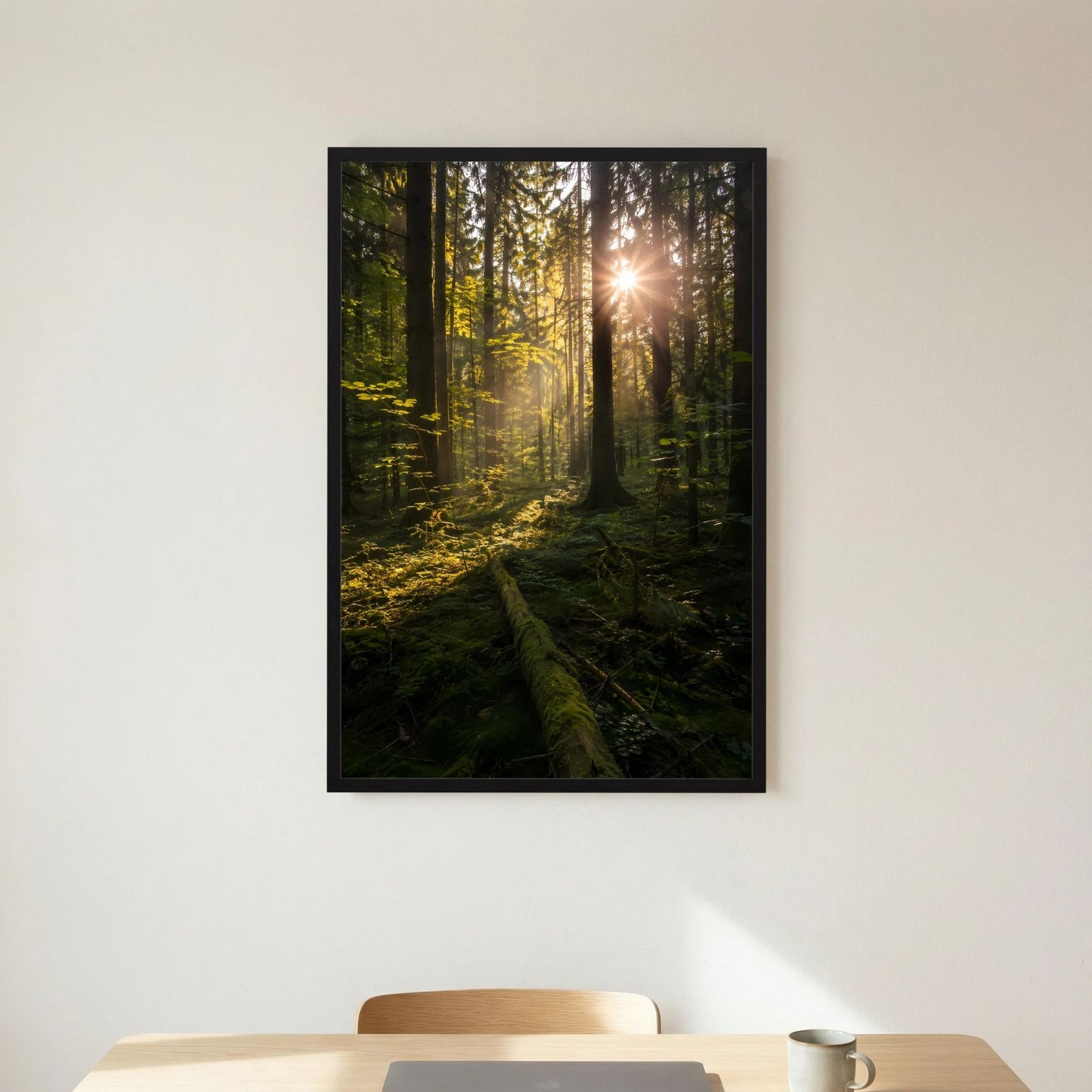 Poster im Hochformat mit schwarzem Rahmen, Moospfad im Wald bei Sonnenlicht