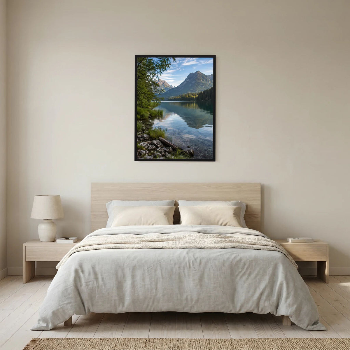 Gerahmtes Poster im Hochformat mit Bergsee, Felsufer und Bergen im Hintergrund
