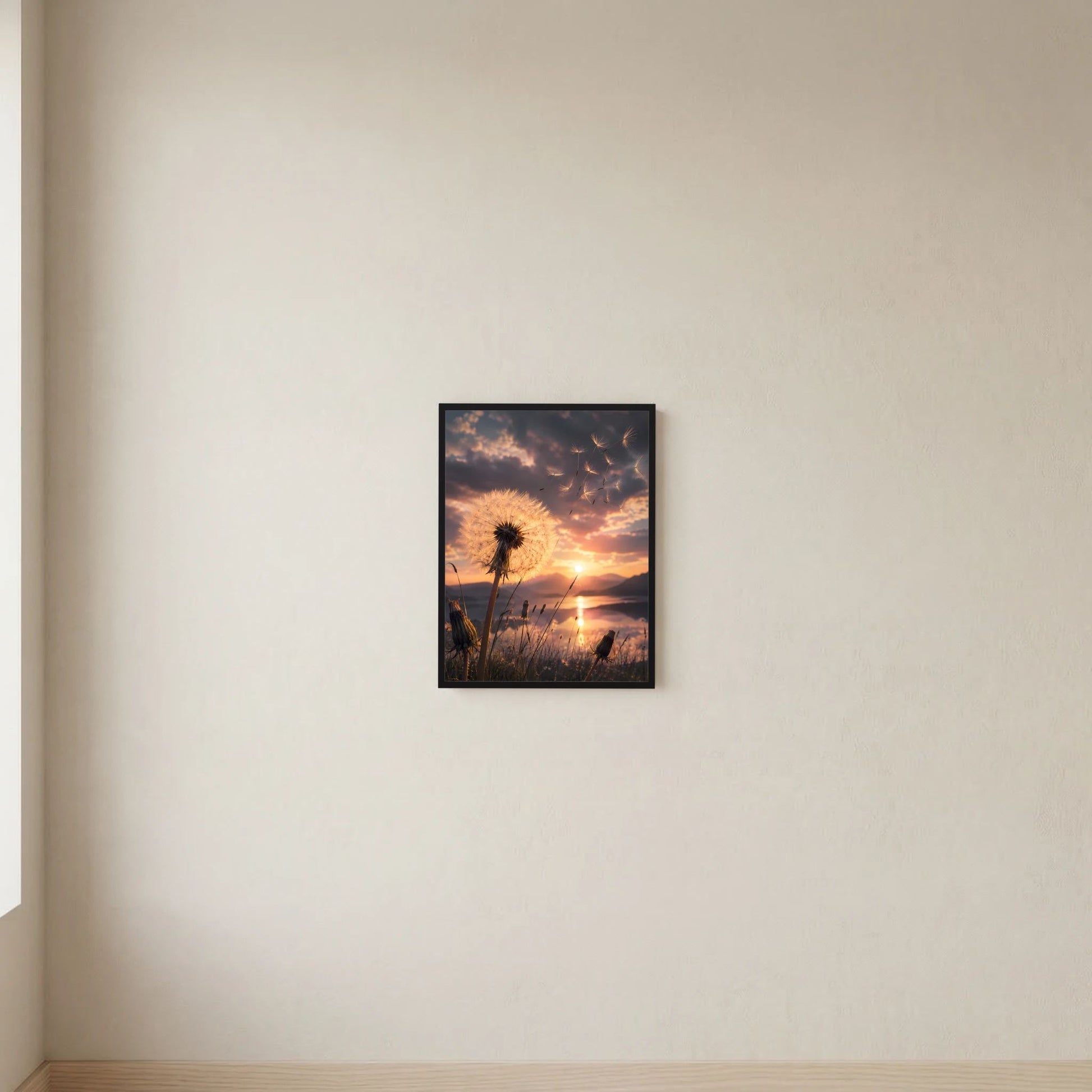Hochformat-Poster mit Pusteblume im Sonnenuntergang, kleiner schwarzer Rahmen an der Wand