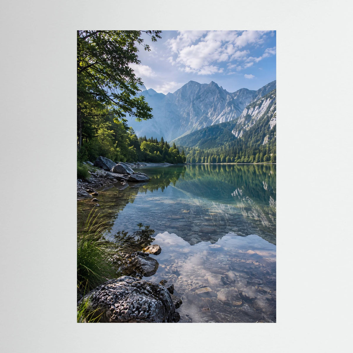 Landschaftsposter Hochformat mit Bergsee, Bergen, Wald und klar wirkender Wasseroberfläche